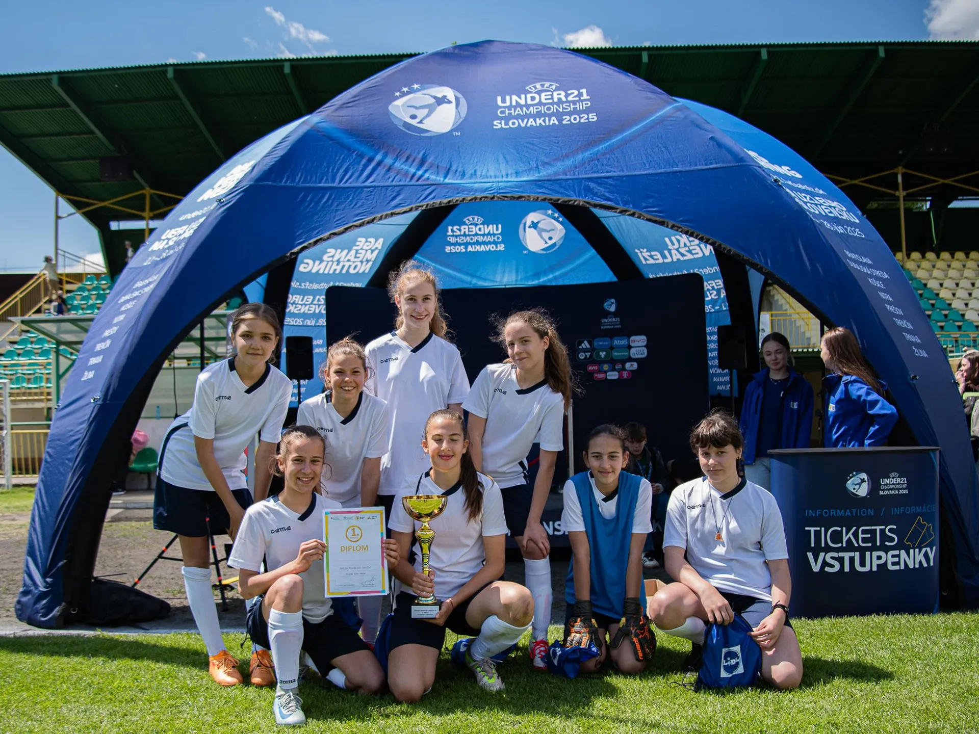 Školský pohár dievčat - víťazky zo Spojenej cirkevnej školy MARIANUM s VJM B.Királya 30 z Komárna