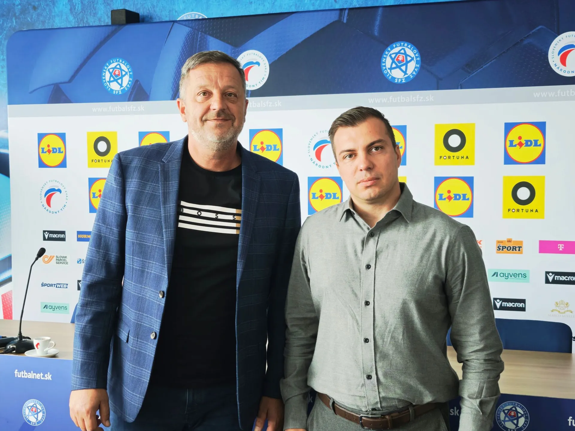 Zľava generálny sekretár SFZ Peter Palenčík a kandidát na funkciu predsedu SF Norbert Sališ. 