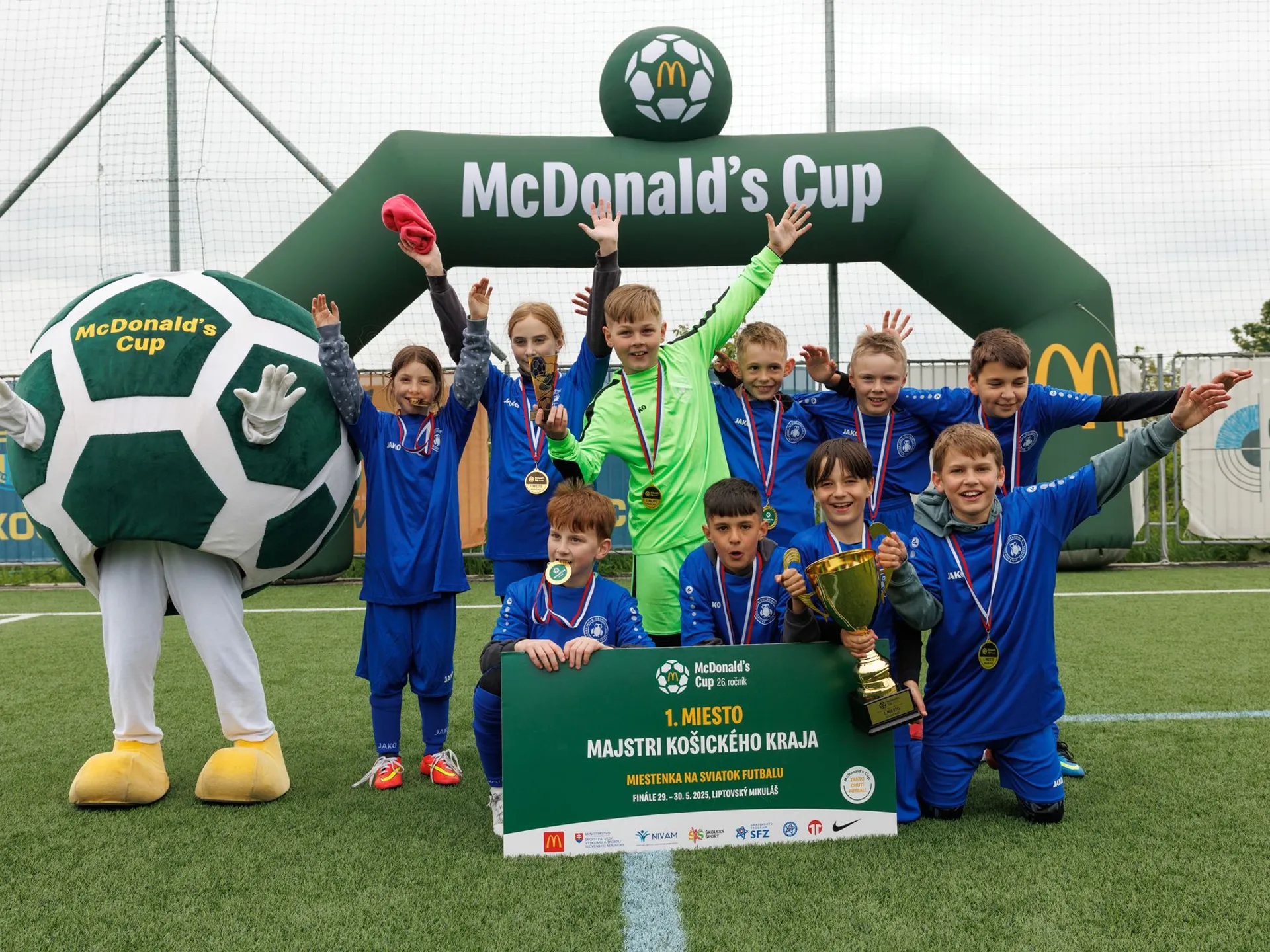 Z víťazstva sa tešili malí futbalisti a futbalistky
zo ZŠ Obchodná v Sečovciach (okr. Trebišov), ktorí si výbornými výkonmi vybojovali postup na
celoslovenské finále – Sviatok futbalu v Liptovskom Mikuláši.