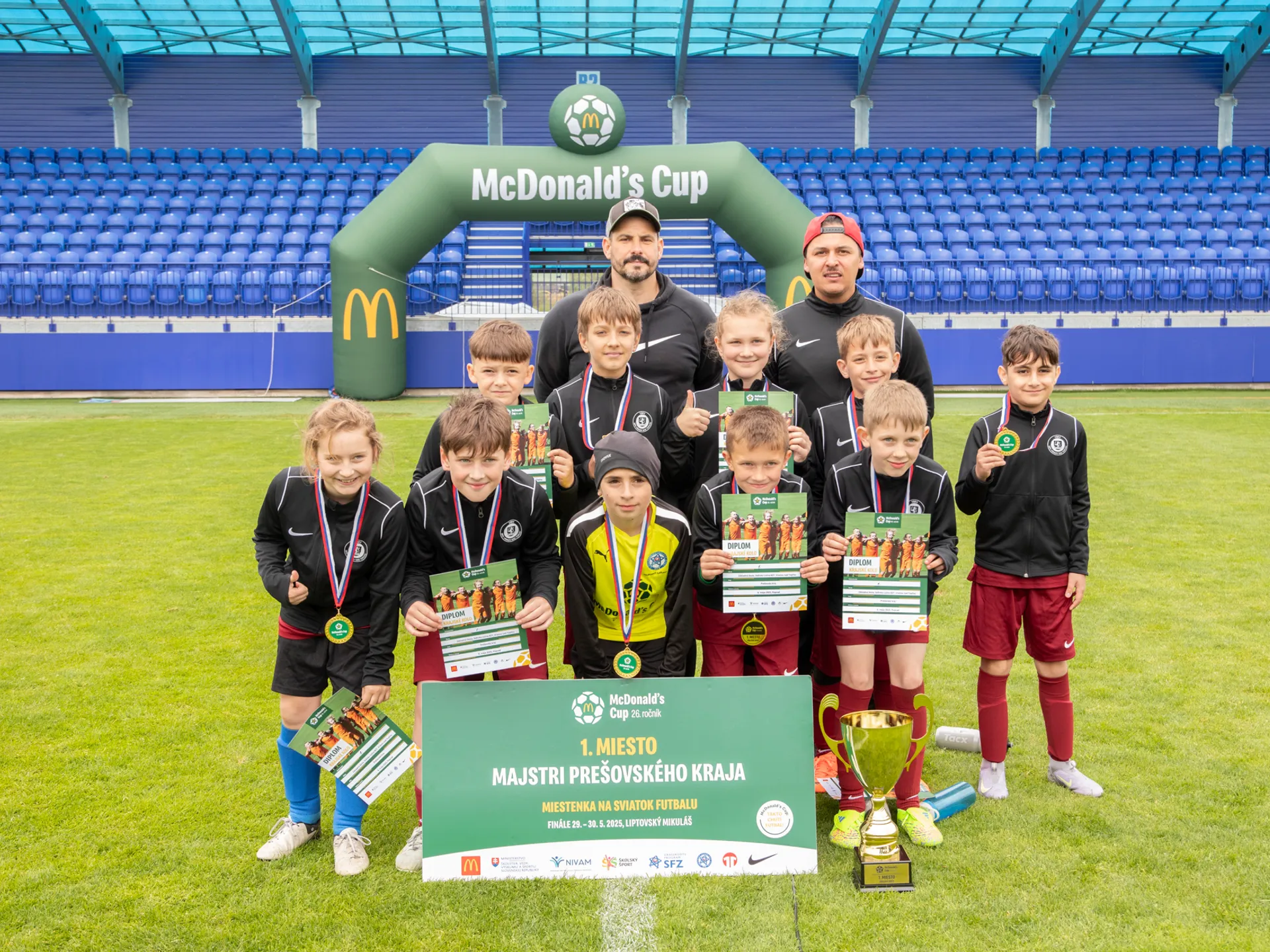 Z triumfu sa aj tento rok tešili žiaci
a žiačky zo ZŠ Sídlisko Lúčna vo Vranove nad Topľou a vybojovali si tak miestenku na celoslovenské
finále.