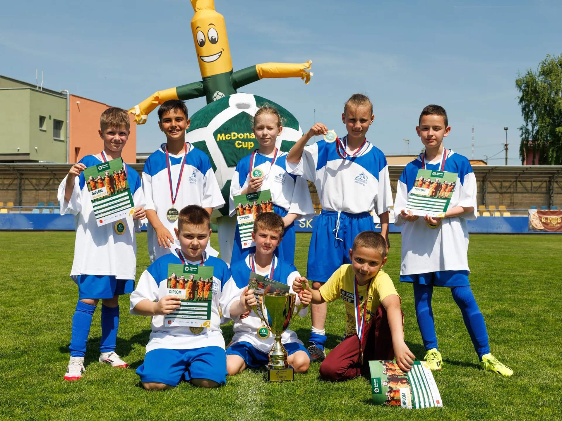 Z triumfu sa tešili malí futbalisti a futbalistky zo ZŠ s VJM Rohovce, ktorí si po výborných výkonoch zabezpečili postup na
celoslovenské finále.