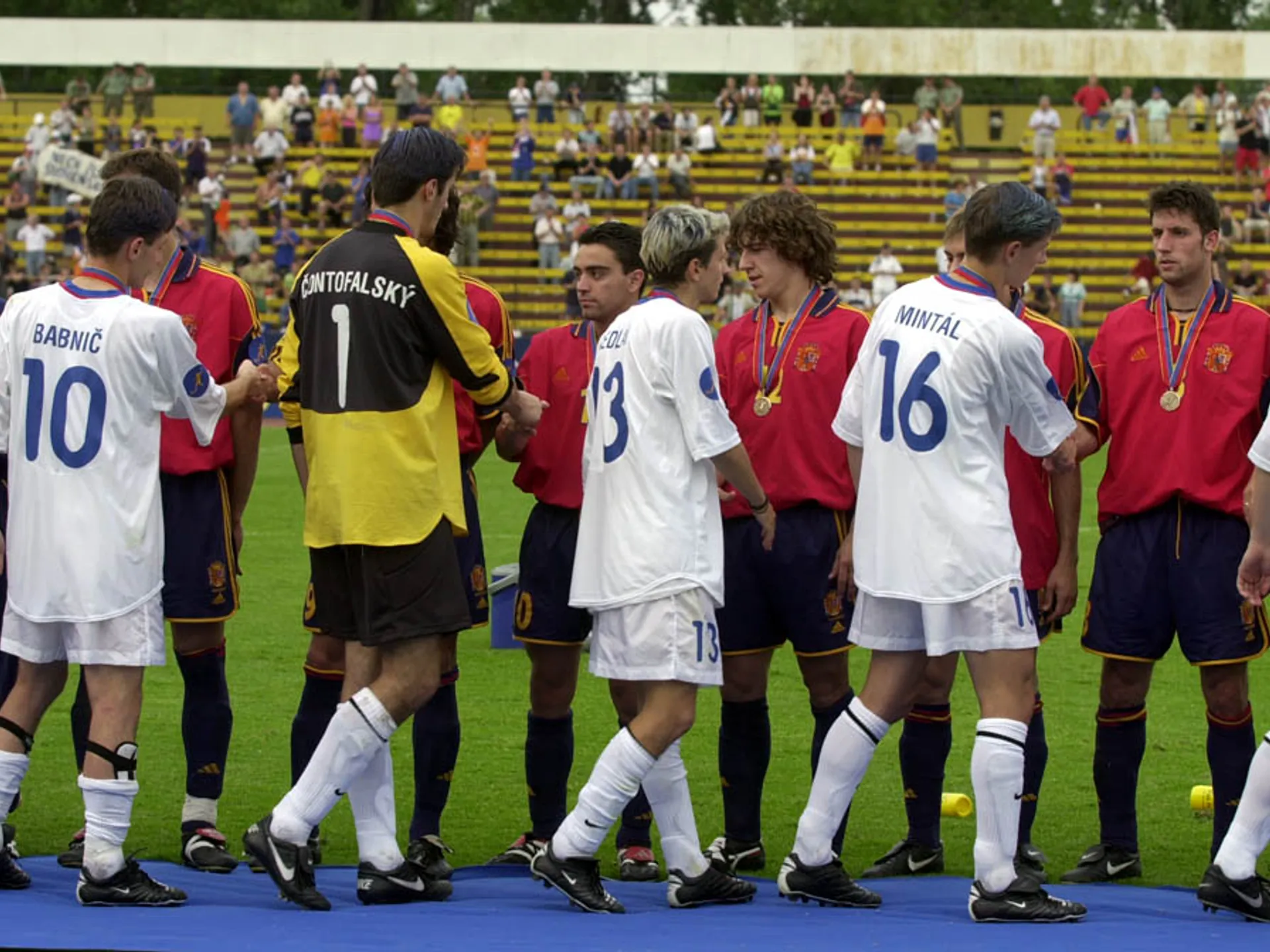 Po zápase o 3. miesto Slovensko - Španielsko na ME 2000 do 21 rokov (Bratislava, 4.6.2000).