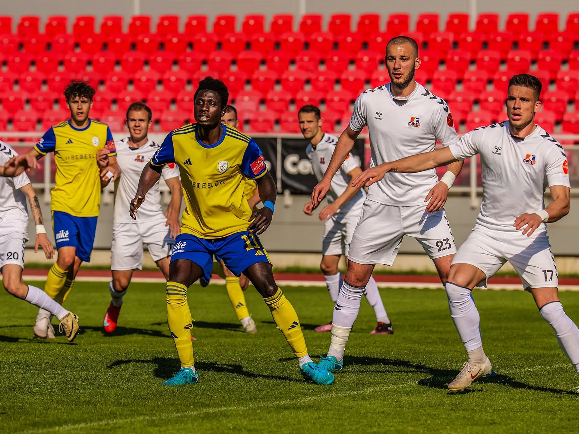 Útočník FK Pohronie Ousman Kujabi (v strede) v predposlednom kole so spoluhráčmi odchádzal z Považskej Bystrice naprázdno. Proti Liptovskému Mikulášu si chce Pohronie vybojovať definitívu záchrany. 
