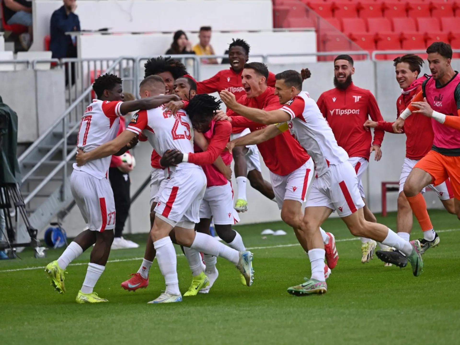 Radosť hráčov AS Trenčín, ktorý sa dokázal zachrániť v najvyššej súťaži.