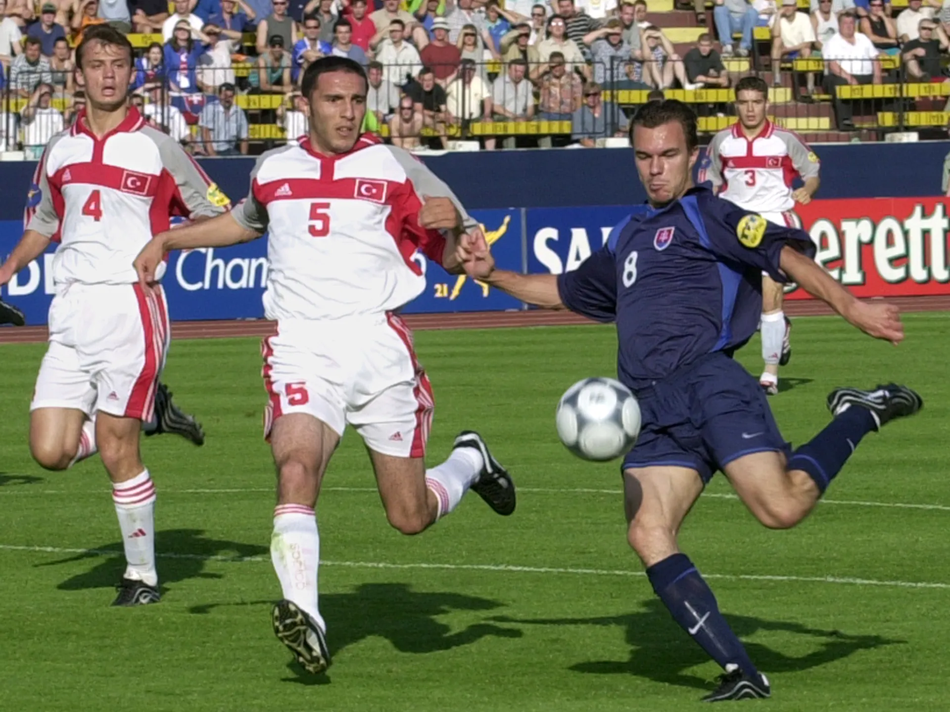 Szilárd Németh (vpravo) uniká s loptou Turkom Erkanovi Özbeyovi (uprostred) a Güngorovi Öztürkovi (vľavo) v zápase Slovensko - Turecko na ME do 21 rokov 2000 (Bratislava, 27. mája 2000).  