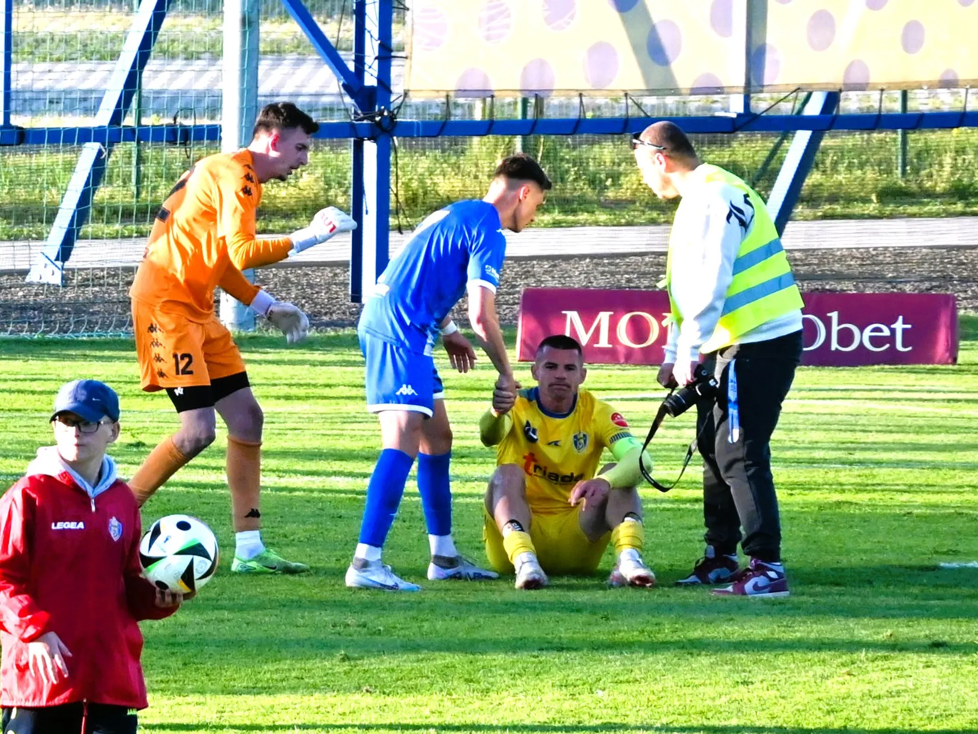 Záber, ktorý nepotrebuje komentár. Smutný Erik Streňo (v žltom) po záverečnom hvizde.
