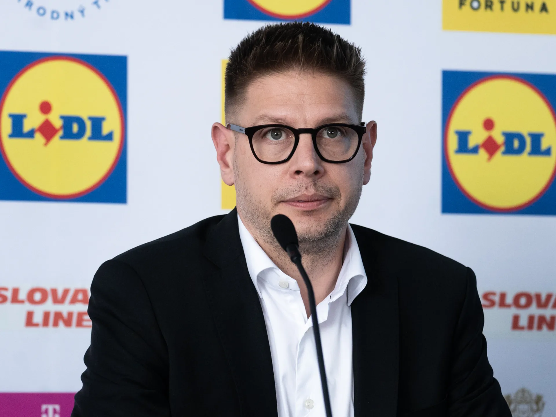 Riaditeľ marketingu a PR SFZ Lukáš Donoval na nominačnej tlačovej konferencii SR21 na ME 2025 (Bratislava, 21.5.2025). 