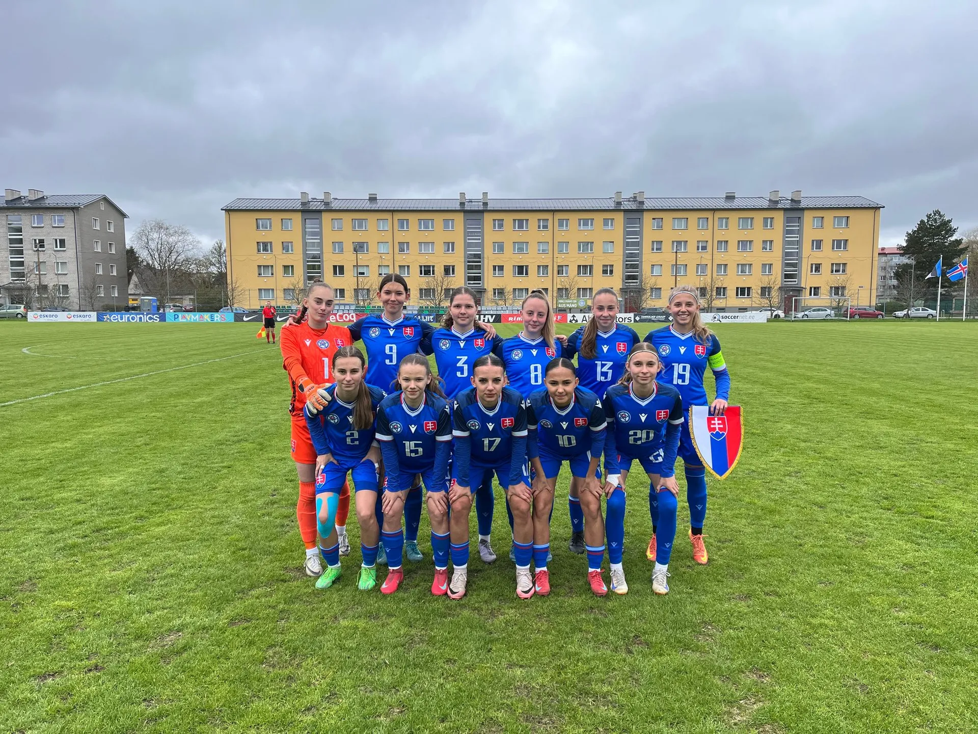 Základná zostava tímu WU16 pred zápasom Kosovo - Slovensko na UEFA Development turnaji v Estónsku (1.5.2025).