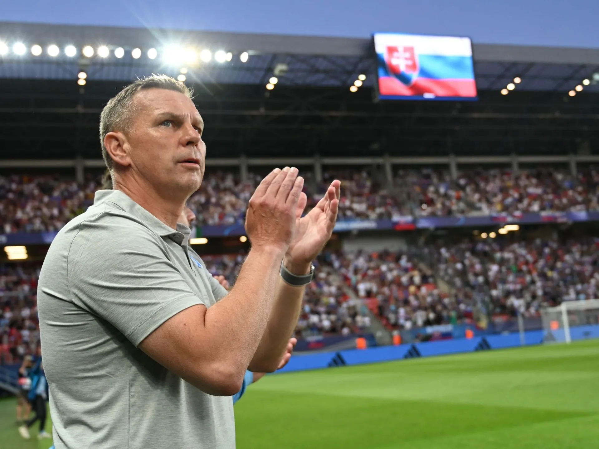 Na snímke tréner Slovenska Jaroslav Kentoš počas zápasu základnej A-skupiny Slovensko - Taliansko na majstrovstvách Európy hráčov do 21 rokov v Trnave v sobotu 14. júna 2025.