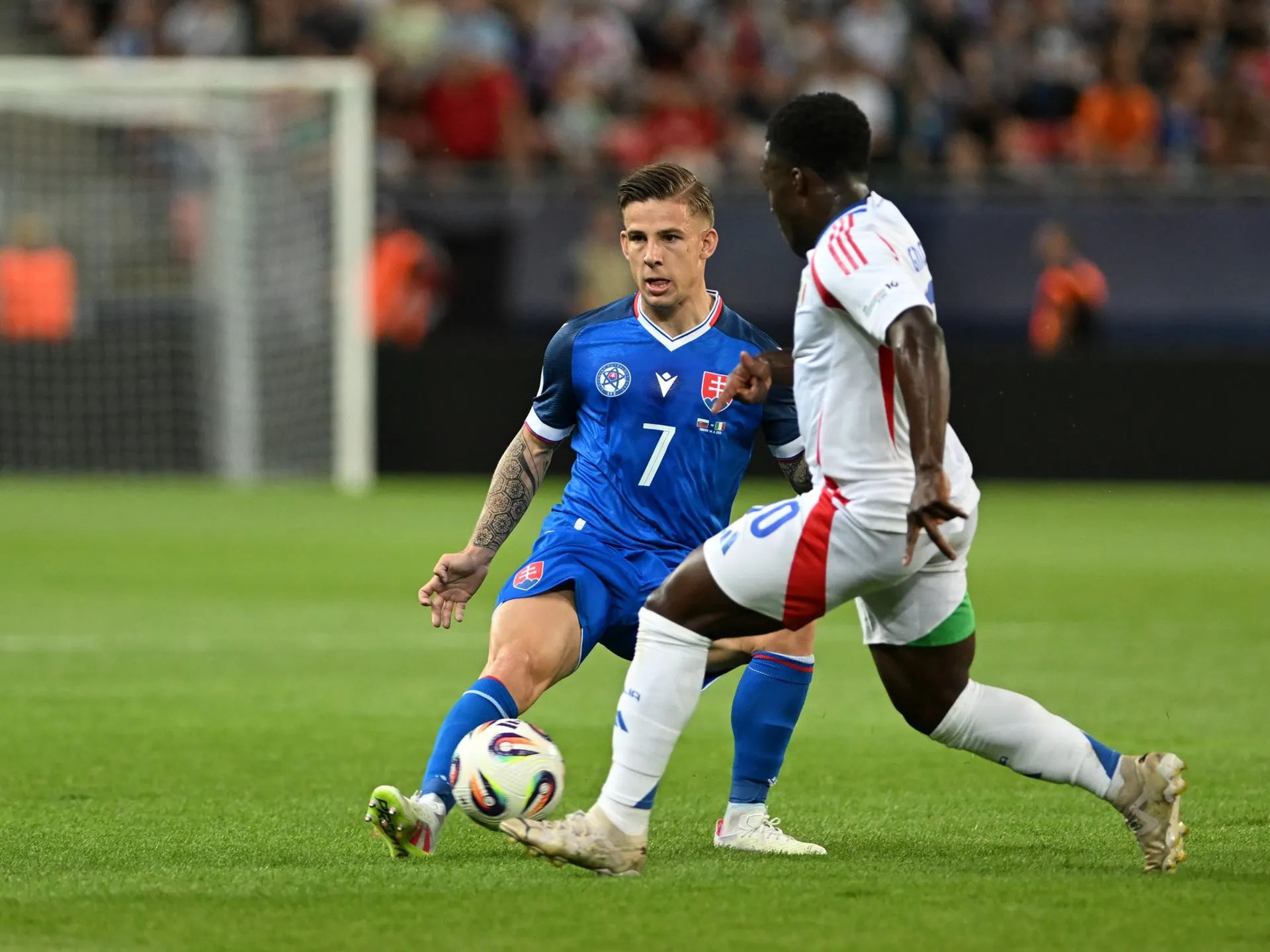 Na snímke zľava futbalista Tomáš Suslov (Slovensko) a hráč Wilfried Gnonto (Taliansko) počas zápasu základnej A-skupiny Slovensko - Taliansko na majstrovstvách Európy hráčov do 21 rokov v Trnave v sobotu 14. júna 2025. 