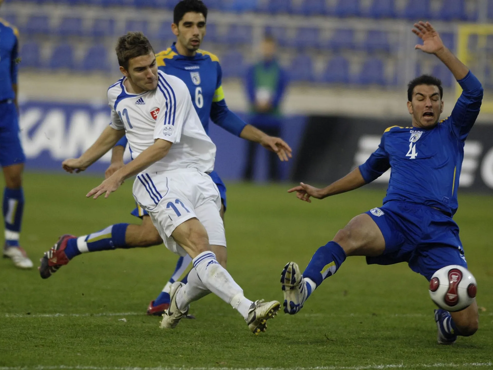 Z futbalovej kvalifikácie hráčov do 21 rokov Slovensko - Cyprus 16. októbra 2007 v Senci. Na snímke v popredí vľavo Slovák Erik Jendrišek strieľa na bránku cez brániaceho Cyperčana Alexandrosa Dimitrioua /vpravo/.