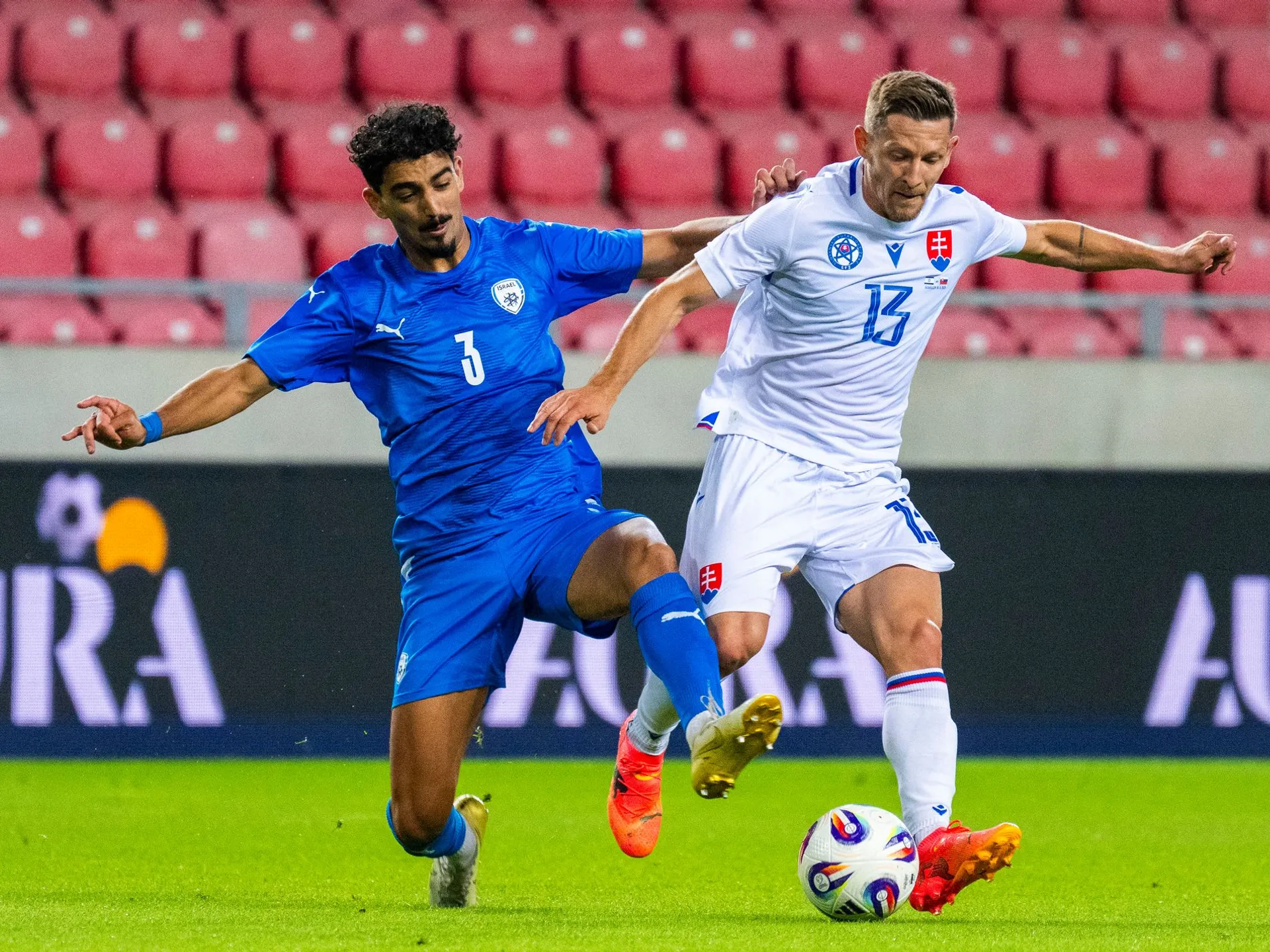 Prípravný zápas Izrael – Slovensko v maďarskom Debrecíne 10. Júna 2025. Na snímke Roy Revivo (Izrael) a Patrik Hrošovský (Slovensko).