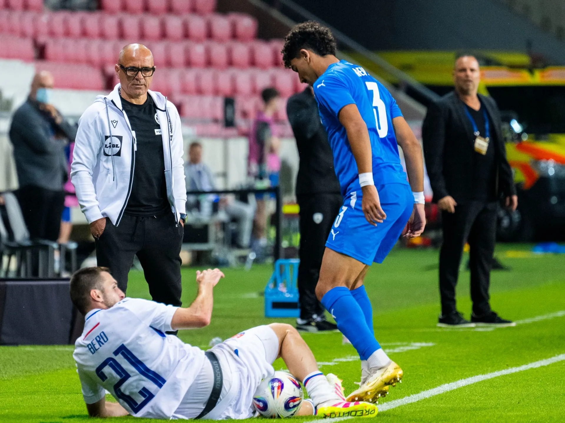 Na snímke zľava tréner slovenskej futbalovej reprezentácie Francesco Calzona, Matúš Bero (Slovensko) a Roy Revivo (Izrael) počas prípravného zápasu Izrael – Slovensko v maďarskom Debrecíne 10. Júna 2025. 