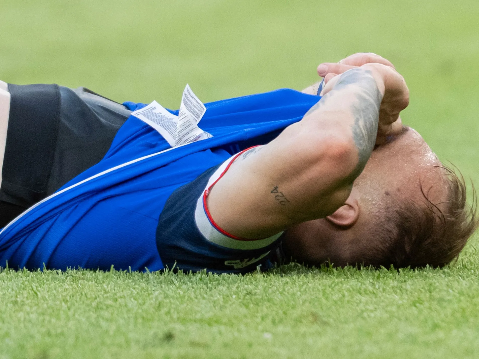 Na snímke smutný Dominik Javorček (Slovensko) počas zápasu základnej A-skupiny Slovensko - Španielsko na majstrovstvách Európy hráčov do 21 rokov v Bratislave v stredu 11. júna 2025. 