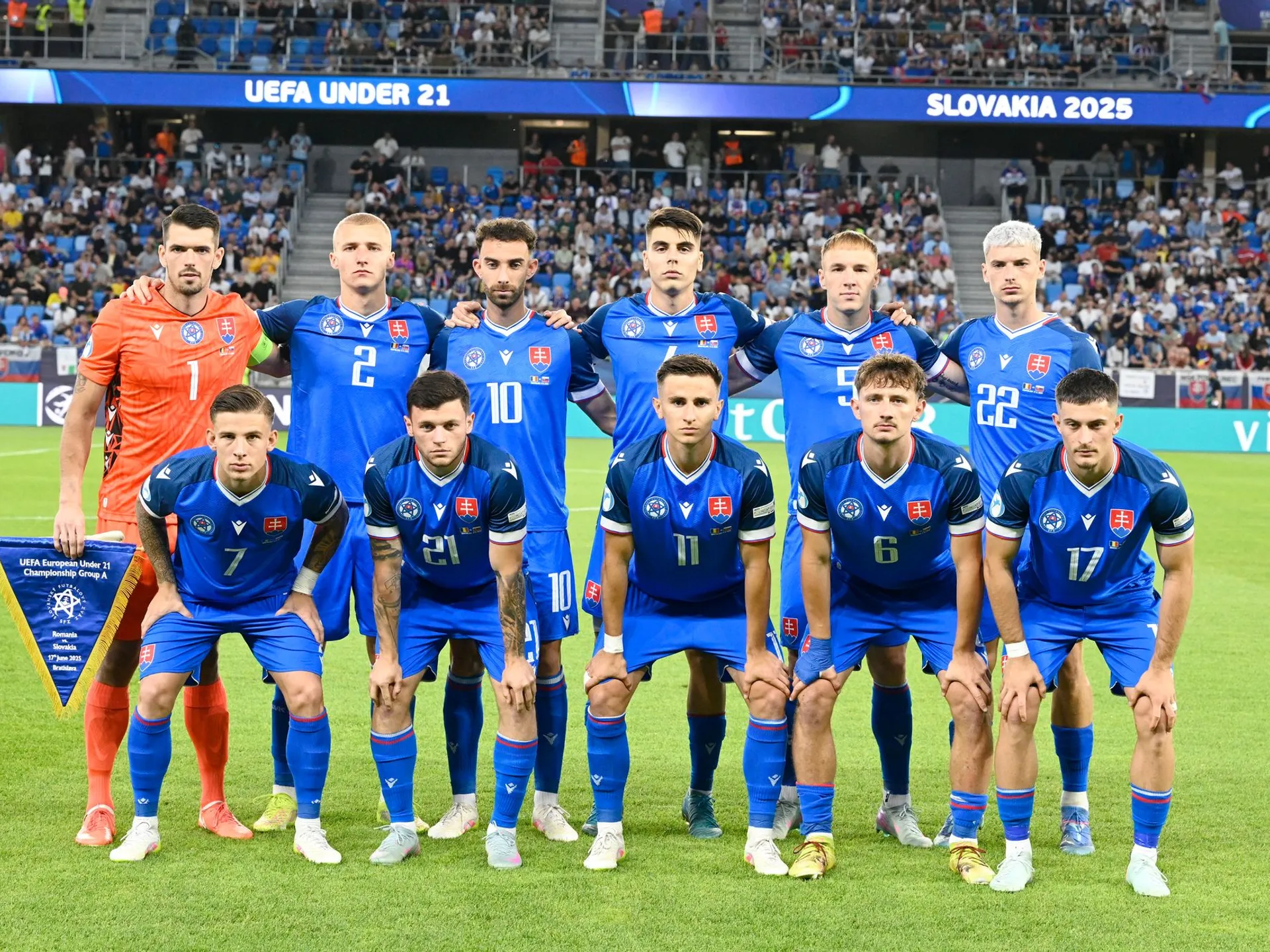 Na snímke hráči základnej jedenástky Slovenska pózujú pred zápasom základnej A-skupiny Rumunsko - Slovensko na majstrovstvách Európy futbalistov do 21 rokov v Bratislave v utorok 17. júna 2025. 