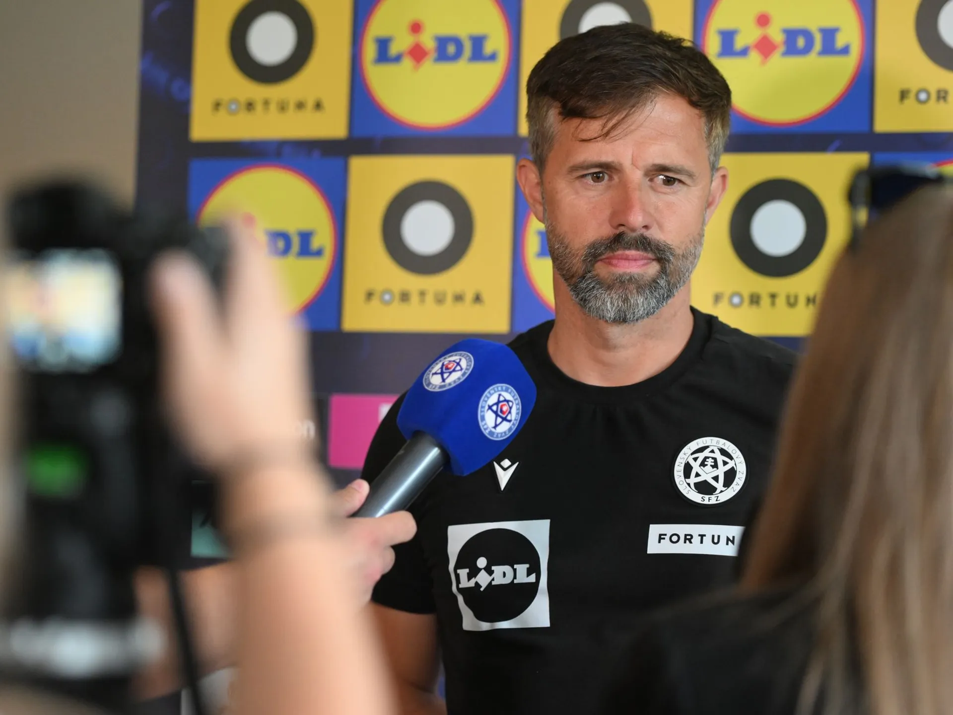 Asistent trénera reprezentácie do 21 rokov Tibor Goljan na mediálnom termíne vo Windischgarstene (2.6.2025)