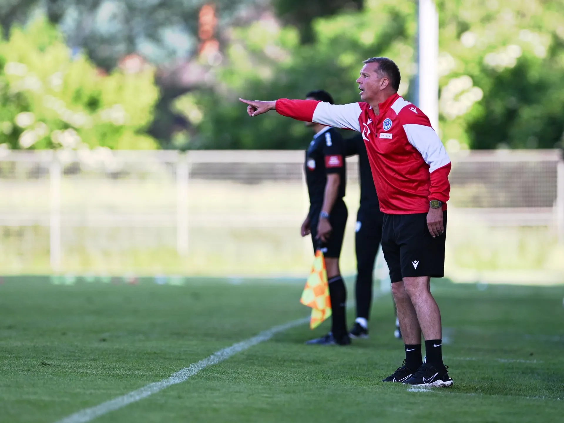 Tréner slovenskej reprezentácie do 21 rokov Jaroslav Kentoš rozdáva pokyny počas uzavretého prípravného zápasu Slovensko 21 – Slovinsko 21 v Leobene (3.6.2025)