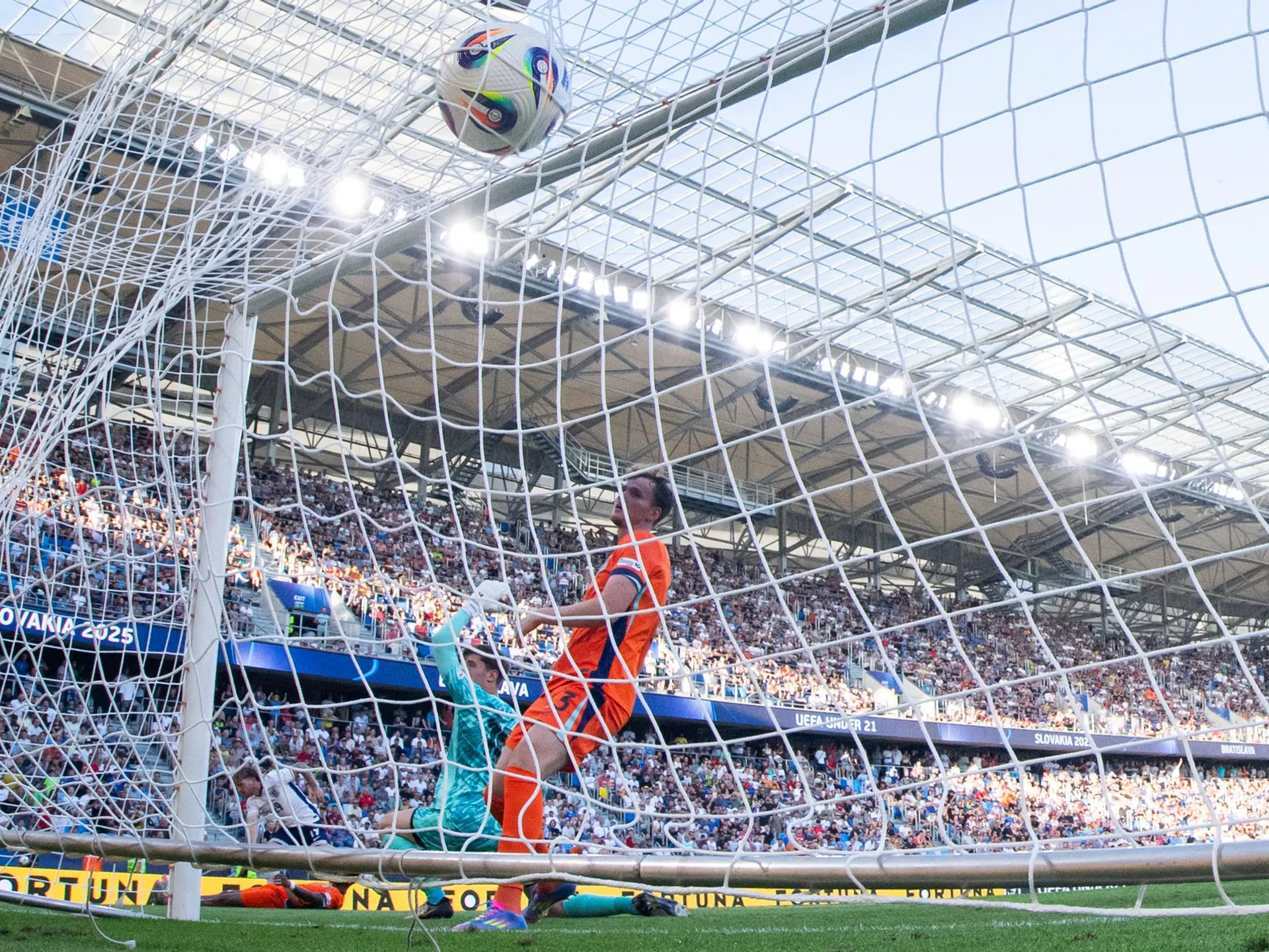 Gól na 1:0 pre Anglicko zľava strelec gólu Angličan Harvey Elliott, Holanďania brankár Robin Roefs a obranca Ryan Flamingo počas semifinále Anglicko - Holandsko na majstrovstvách Európy hráčov do 21 rokov v Bratislave v stredu 25. júna 2025. 