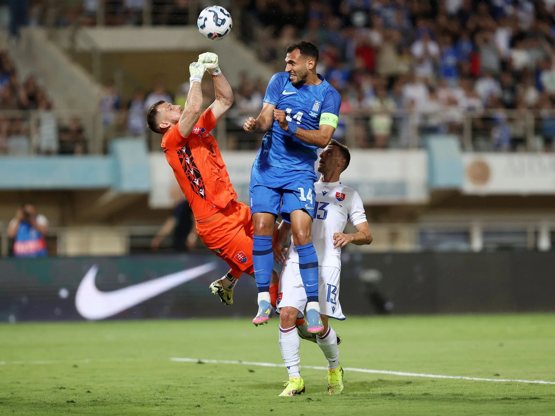 Grék Vangelis Pavlidis v súboji s Martinom Dúbravkom a Patrikom Hrošovským.