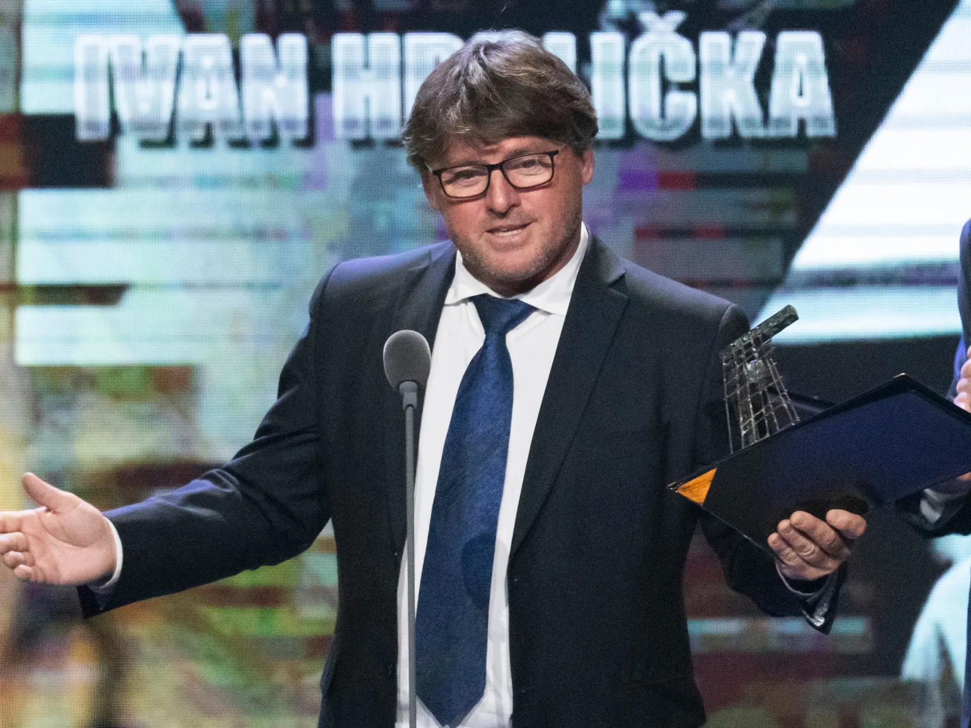 Ľubomír Moravčík pri uvedení so Siene slávy slovenského futbalu na vyhlásení výsledkov galavečera Futbalista roka za rok 2023 (Bratislava, 19. marca 2024)