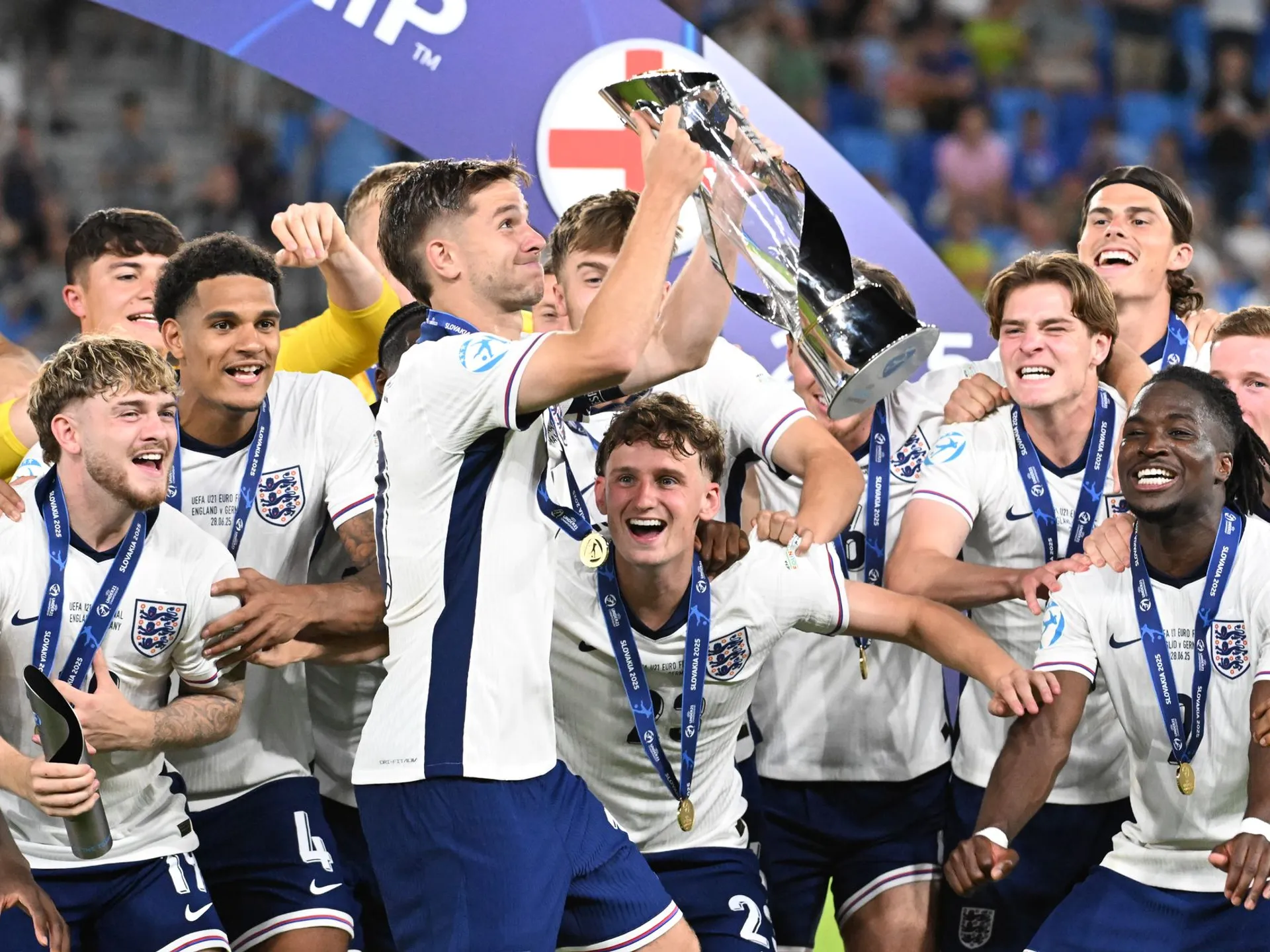 Anglickí futbalisti pózujú so zlatými medailami a pohárom po výhre vo finálovom zápase Anglicko - Nemecko na majstrovstvách Európy hráčov do 21 rokov (Bratislave, 28. júna 2025).