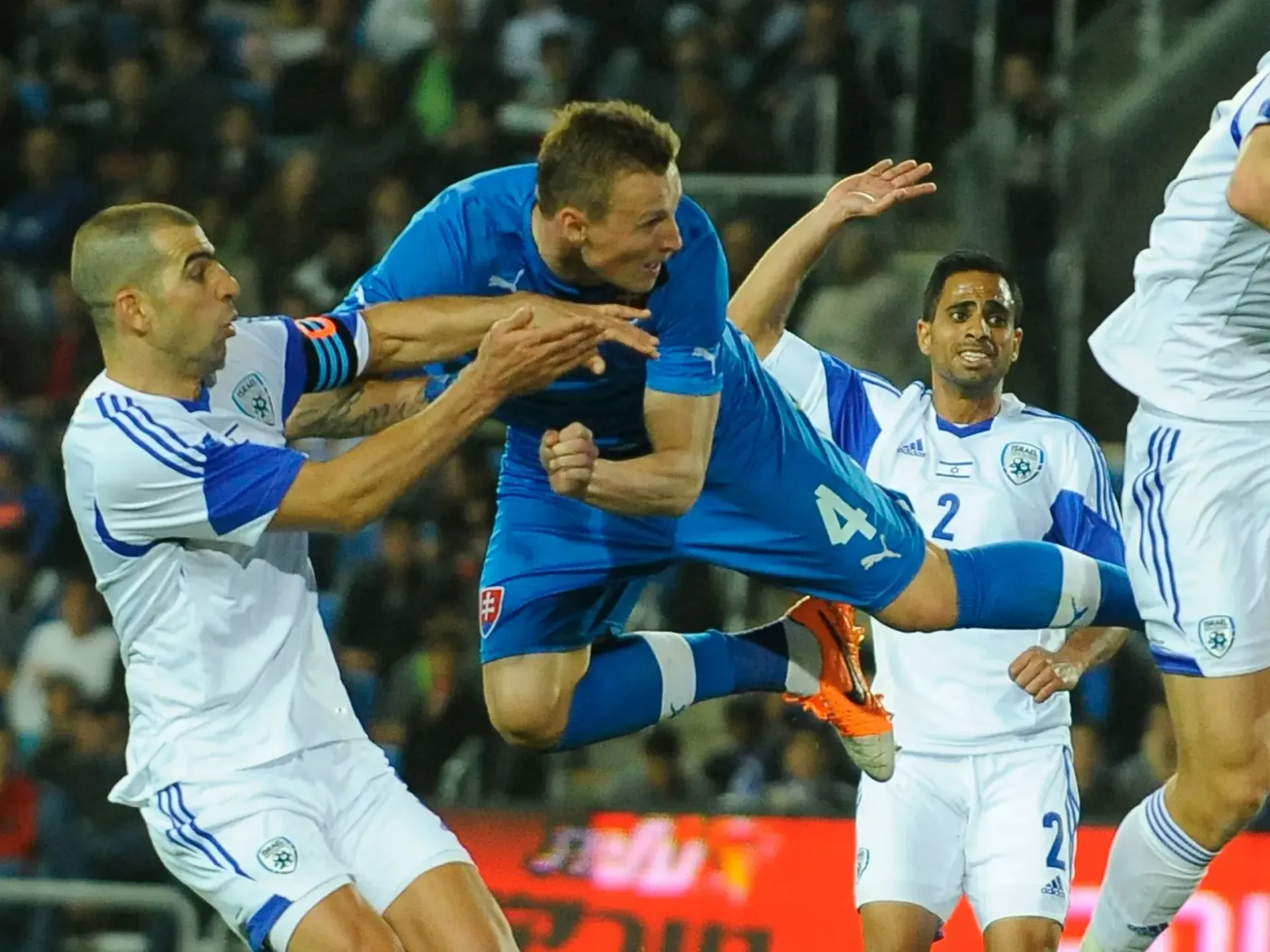 Ján Ďurica (uprostred) počas prípravného futbalového zápasu Izrael - Slovensko (Netanya, 5. marca 2014).