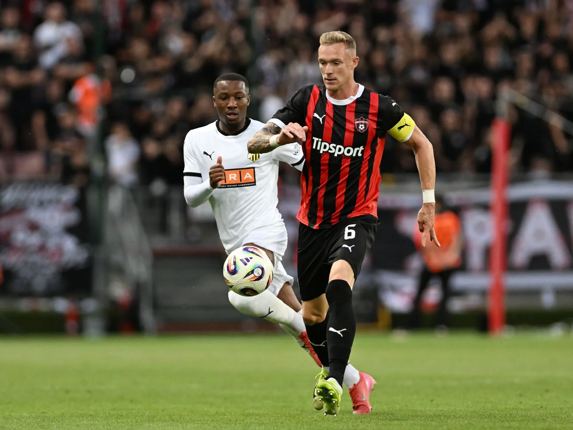 Na snímke vpravo kapitán Trnavy Roman Procházka a hráč Häckenu Sanders Ngabo počas zápasu 1. predkola Európskej ligy medzi FC Spartak Trnava a BK Häcken v Trnave vo štvrtok 10. júla 2025. 