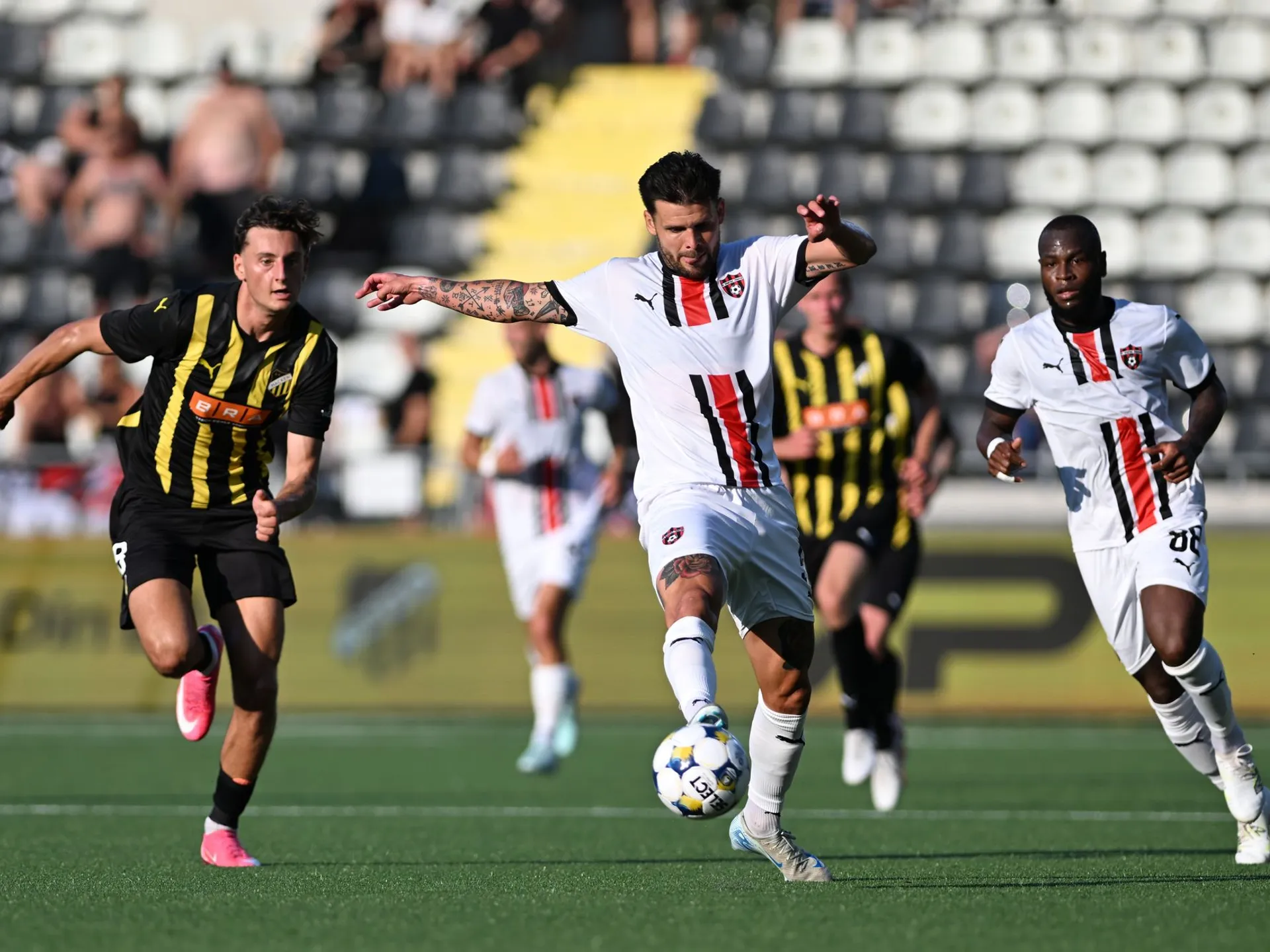 Na snímke zľava Silas Andersen (Häcken), Michal Ďuriš a Cedric Badolo (obaja Trnava) bojujú o loptu počas odvetného zápasu 1. predkola Európskej ligy vo futbale BK Häcken - FC Spartak Trnava vo švédskom Göteborgu vo štvrtok 17. júla 2025. 