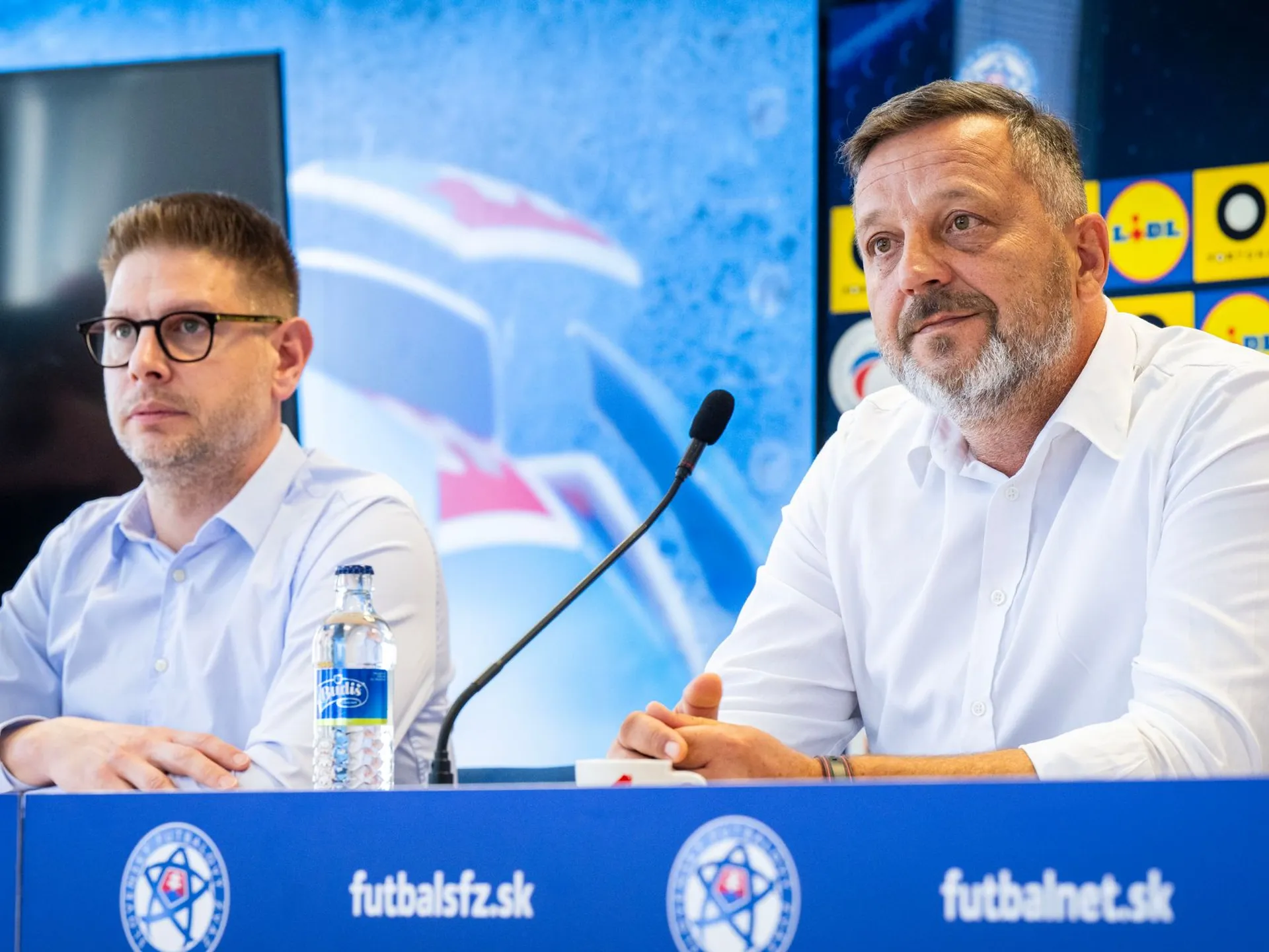 Na snímke zľava marketingový riaditeľ Slovenského futbalového zväzu (SFZ) Lukáš Donoval a generálny sekretár SFZ Peter Pálenčík počas tlačovej konferencie SFZ k EURO U21 a štartu kvalifikácie MS 2. júla 2025 v Bratislave.