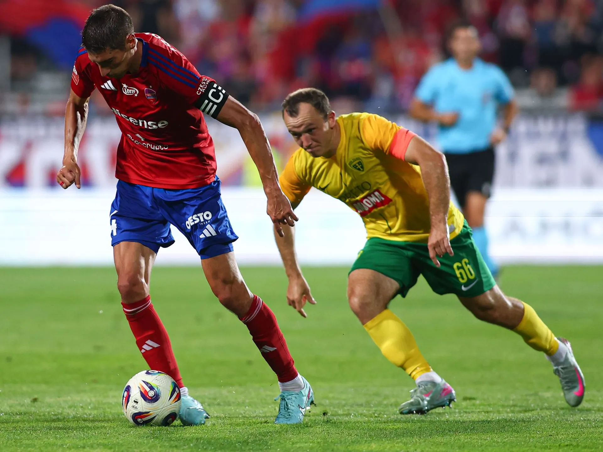 Na snímke sprava Miroslav Káčer (Žilina) a Zoran Arsenič (Čenstochová) bojujú o loptu počas prvého zápasu 2. predkola Európskej konferenčnej ligy (EKL) medzi Raków Čenstochová - MŠK Žilina vo štvrtok 24. júla 2025 v Čenstochovej.