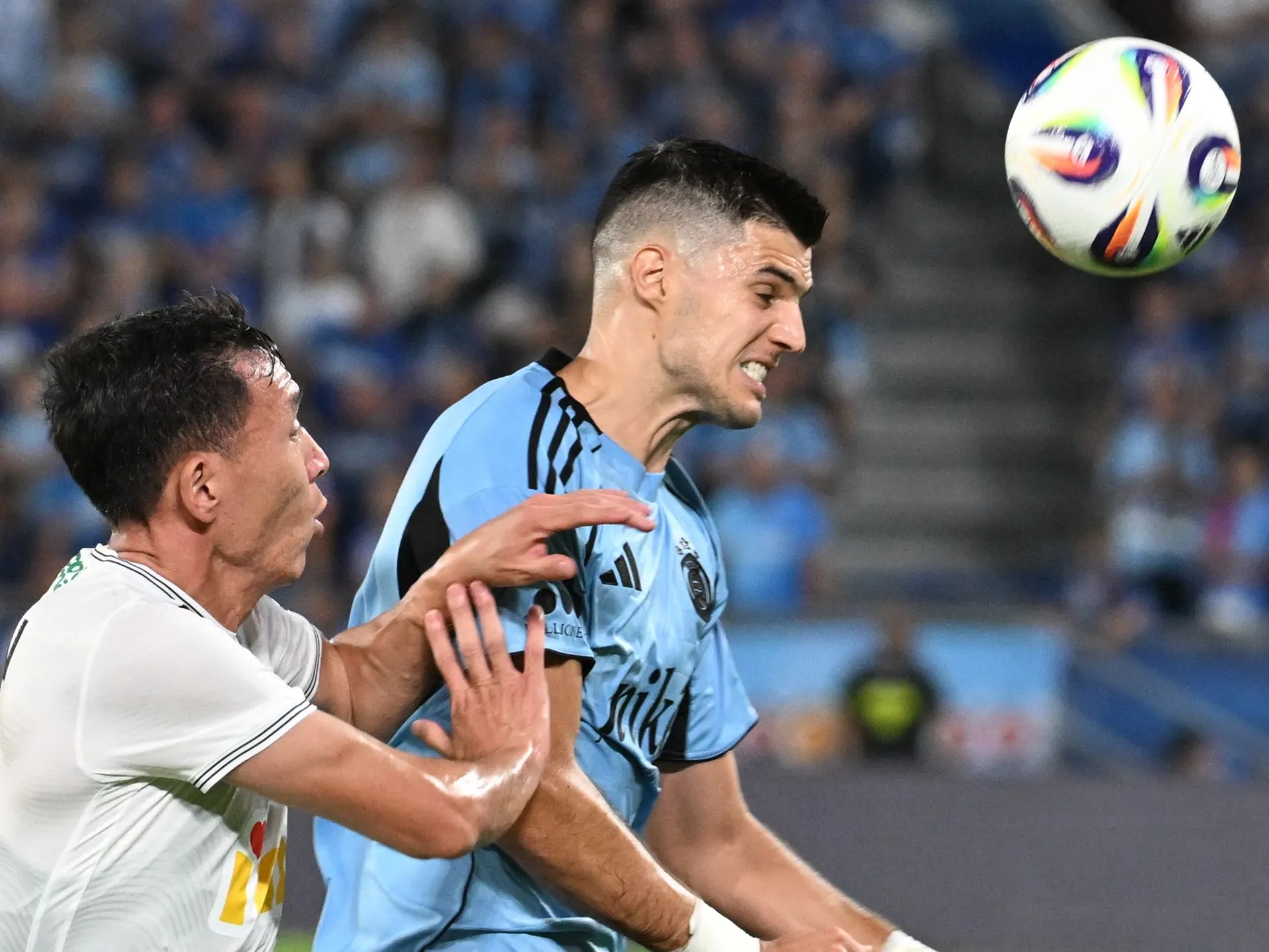 Na snímke sprava Marko Tolič (Slovan) a Erkin Tapalov (Almaty) bojujú o loptu počas odvetného zápasu 3. predkola Ligy majstrov vo futbale ŠK Slovan Bratislava – Kajrat Almaty.