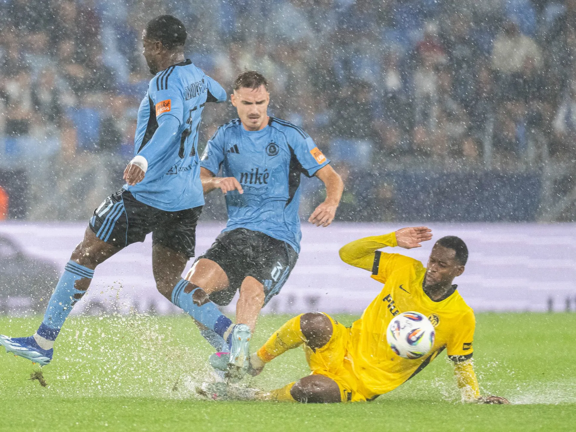 Na snímke zľava hráč Slovana Sandro Cruz, hráč Slovana Peter Pokorný a hráč YB Bern Edmilson Fernandes v prvom zápase play-off Európskej ligy UEFA ŠK Slovan Bratislava - BSC Young Boys.
