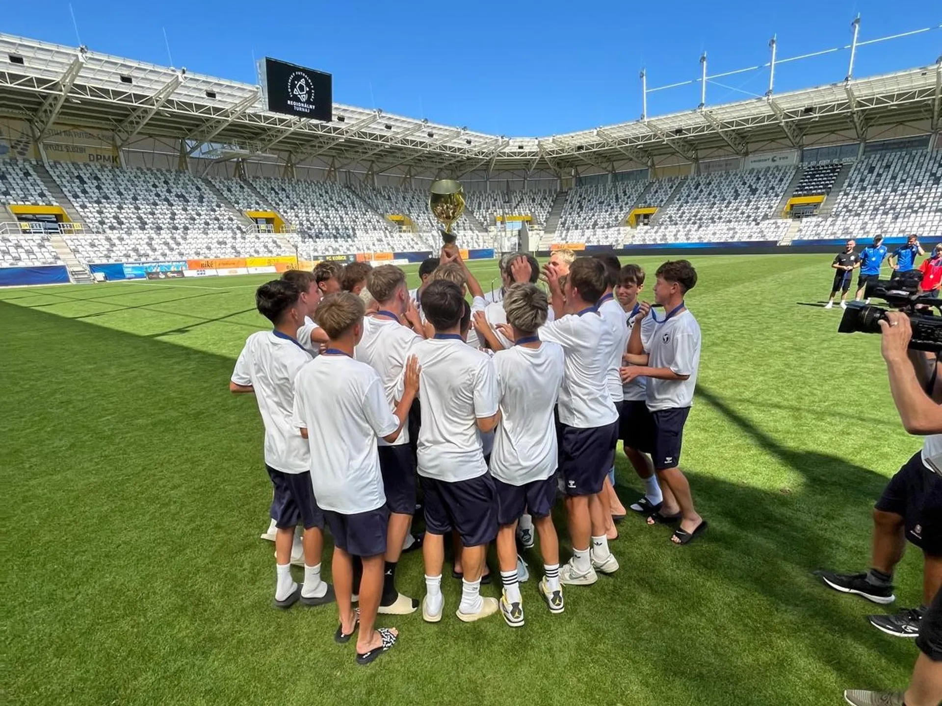 Víťazný tím Západoslovenského regionálneho výberu s trofejou.