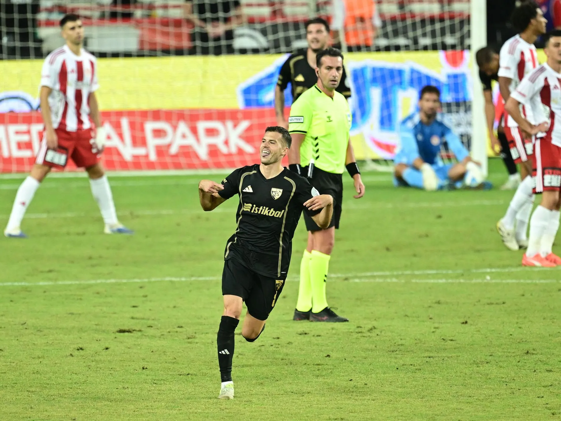 WA 1 Antalya - Slovenský futbalový reprezentant v drese Kayserisporu László Bénes sa teší z vyrovnávajúceho gólu na 1:1 v zápase 6. kola najvyššej tureckej ligy Antalyaspor - Kayserispor v meste Antalya v sobotu 20. septembra 2025. FOTO TASR/Anadolu 


