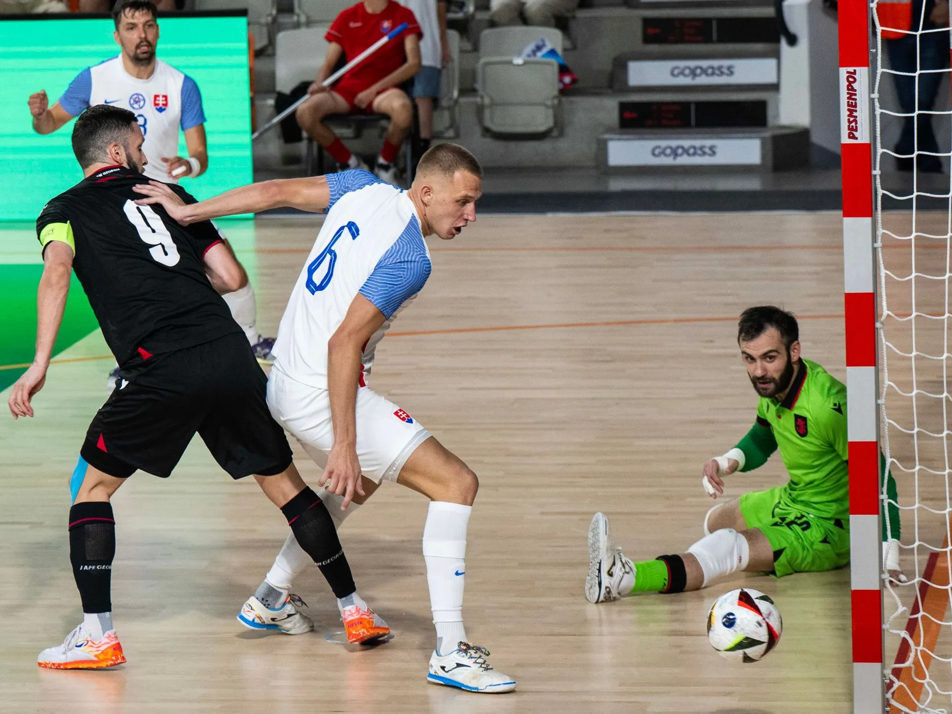 Zľava Martin Doša (Slovensko), Irakli Todua (Gruzínsko), Matúš Ševčík (Slovensko) a brankár Tornike Bukia (Gruzínsko) počas odvetného zápasu play off majstrovstiev Európy 2026 vo futsale Slovensko - Gruzínsko v Bratislave 23. septembra 2025. 