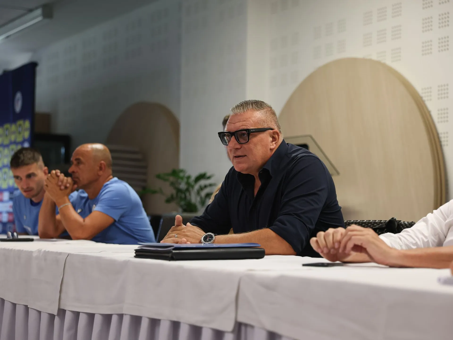 MUŽI A – Prezident SFZ Ján Kováčik hráčom: Dobrý štart sa opakovať nedá!