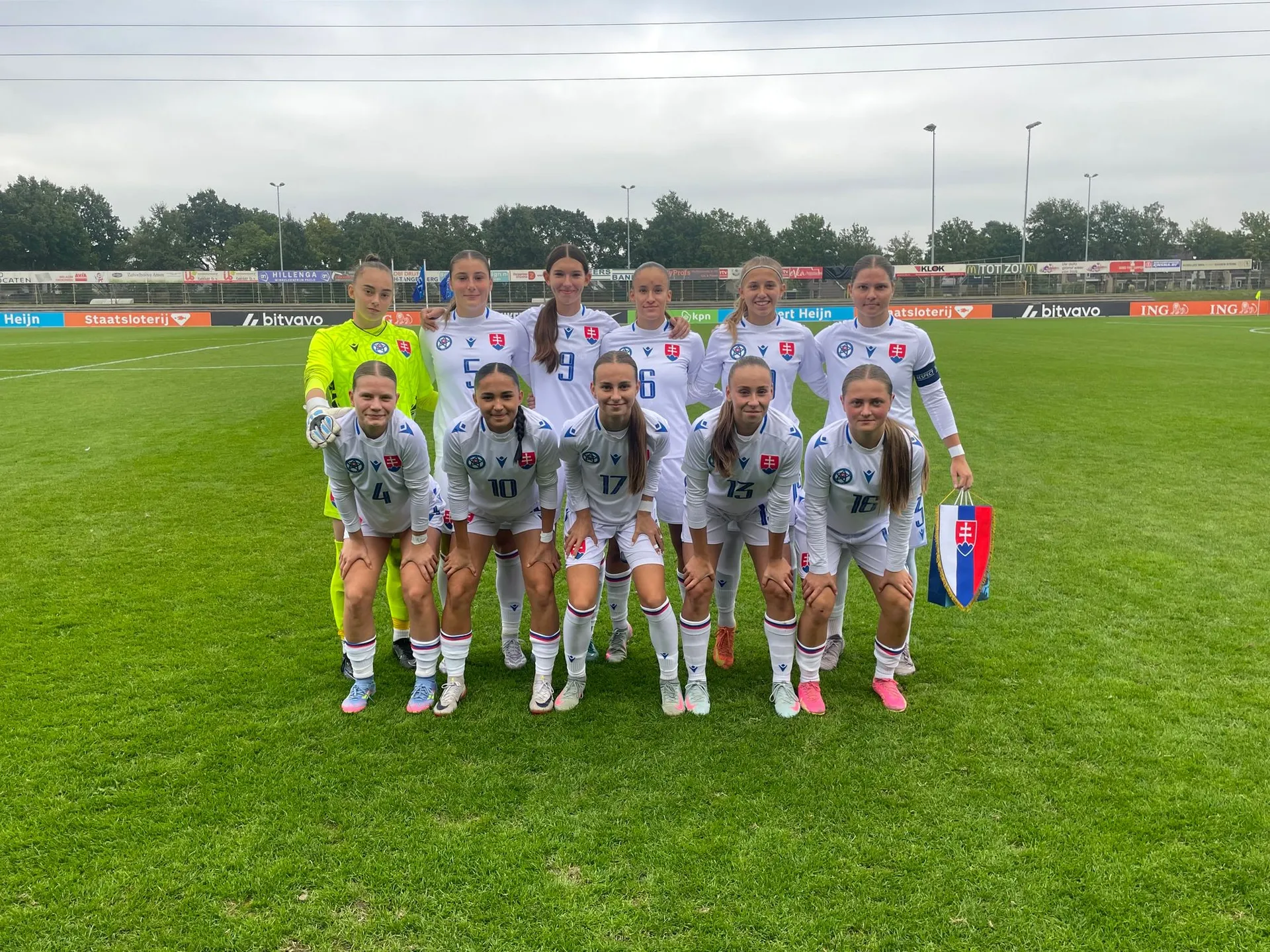 Základná zostava WU17 pred zápasom 1. kola kvalifikácie ME proti Holandsku (27. 9. 2025).