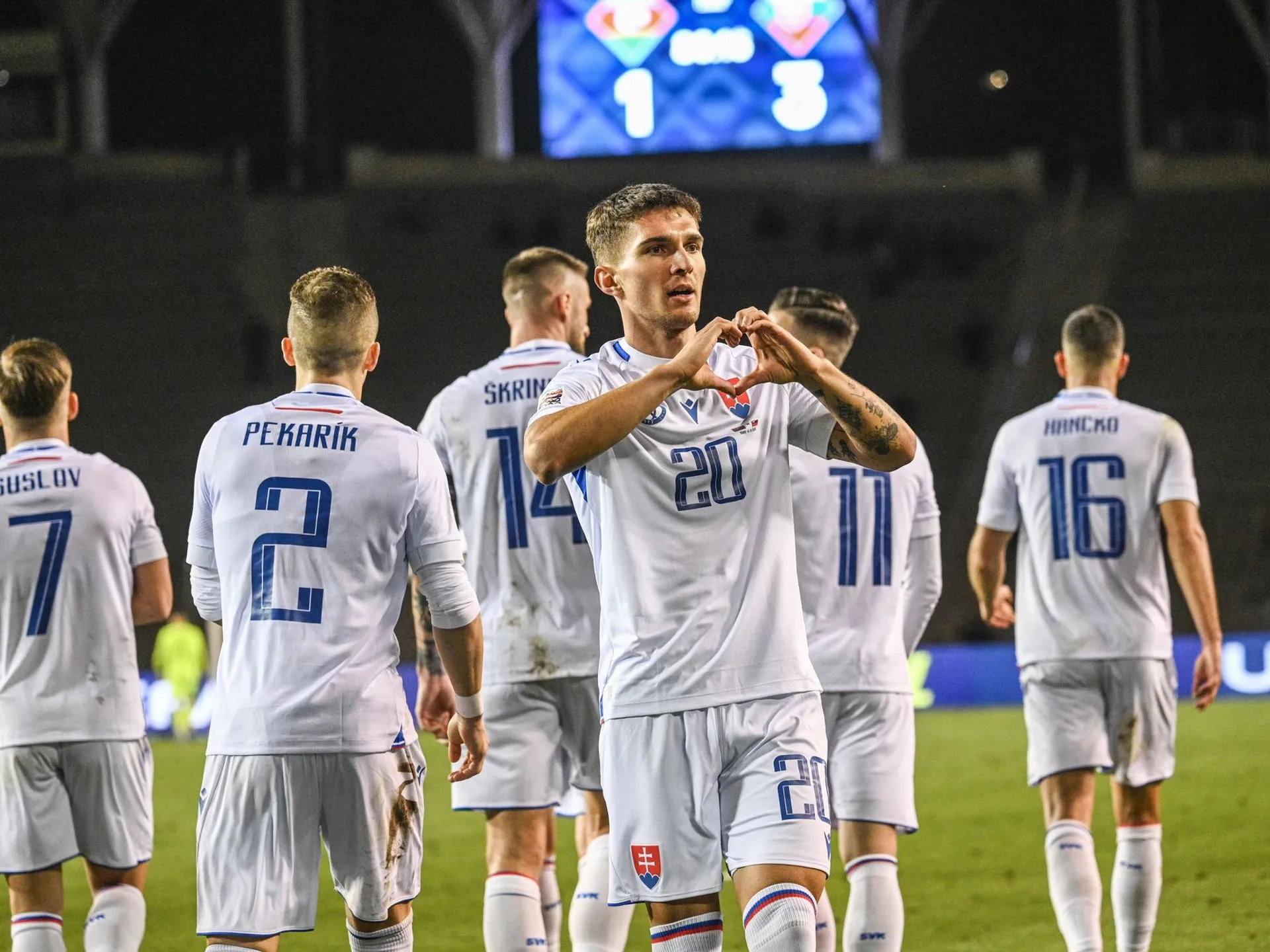 Dávid Ďuriš po góle v slovenskom drese do siete Azerbajdžanu.