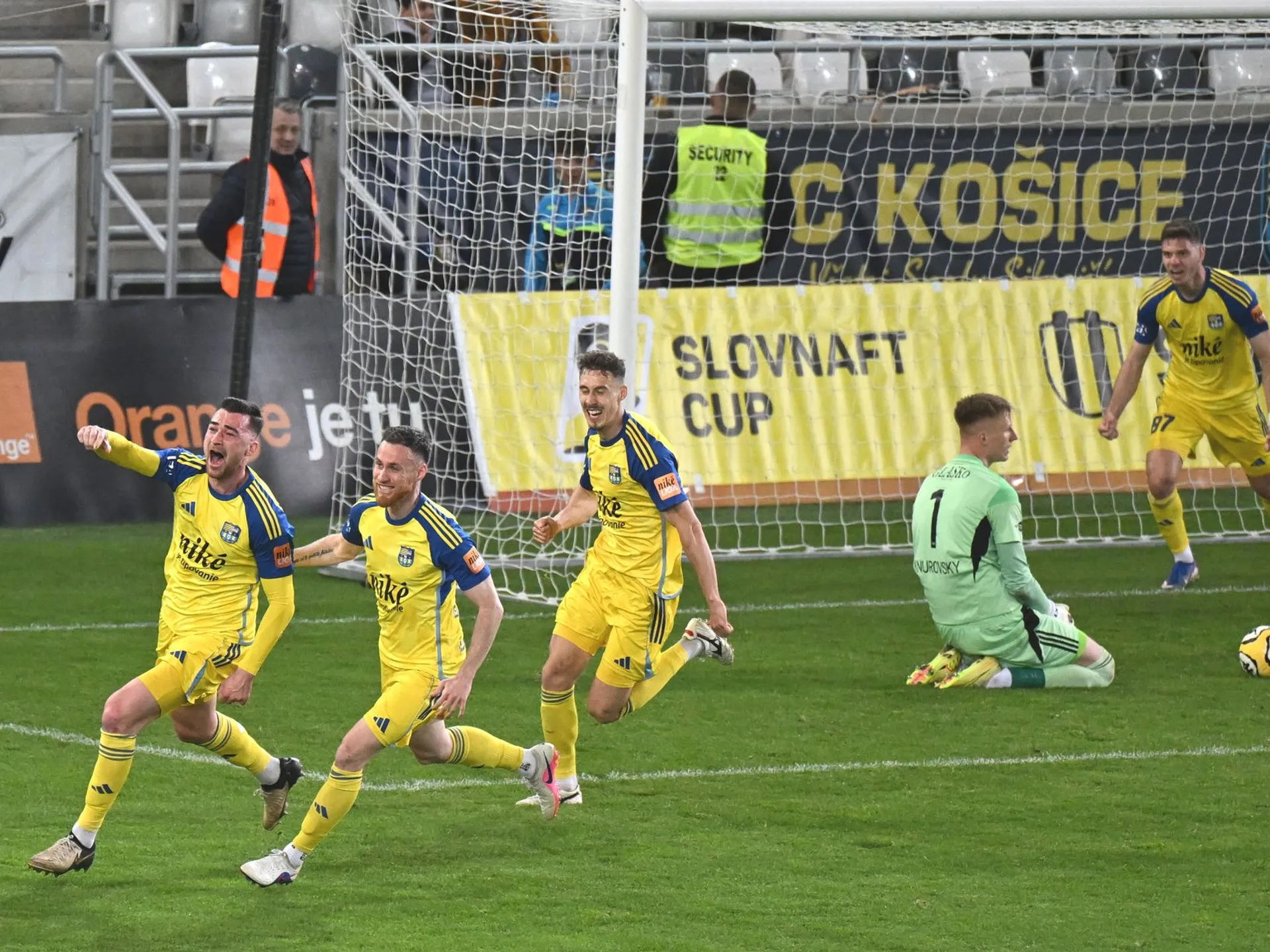 Radosť hráčov Košíc po druhom góle počas odvetného zápasu semifinále Slovnaft Cupu medzi FC Košice - FC Tatran Prešov.