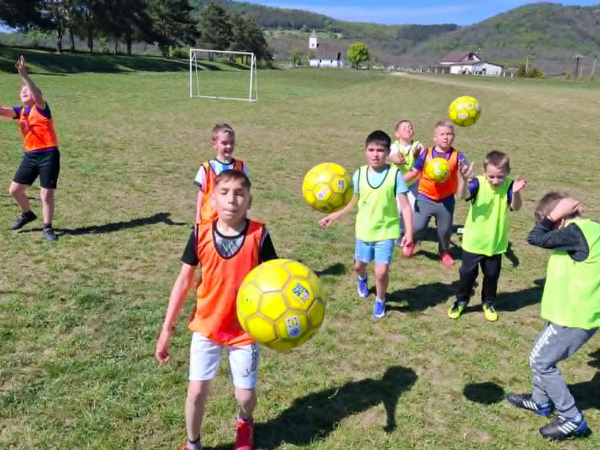 GRASSROOTS – Nový impulz pre udržateľnosť futbalu na dedinách s „lietajúcimi trénermi“