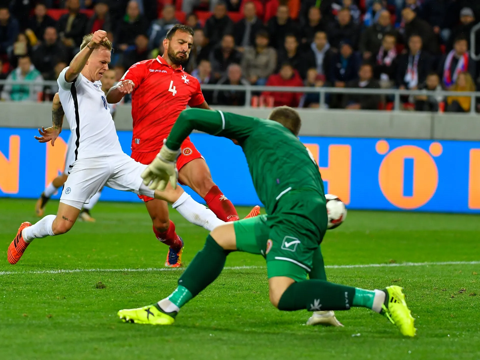 Na snímke vľavo Ondrej Duda (Slovensko) strieľa tretí gól, vpravo brankár Malty Andrew Hogg a uprostred Steve Borg (Malta) vo futbalovom zápase F-skupiny kvalifikácie na MS 2018 vo futbale Slovensko - Malta dňa 8. októbra 2017 v Trnave. FOTO TASR – Michal Svítok

- Slovensko šport futbal MS kvalifikácia F SR Malta TTX 