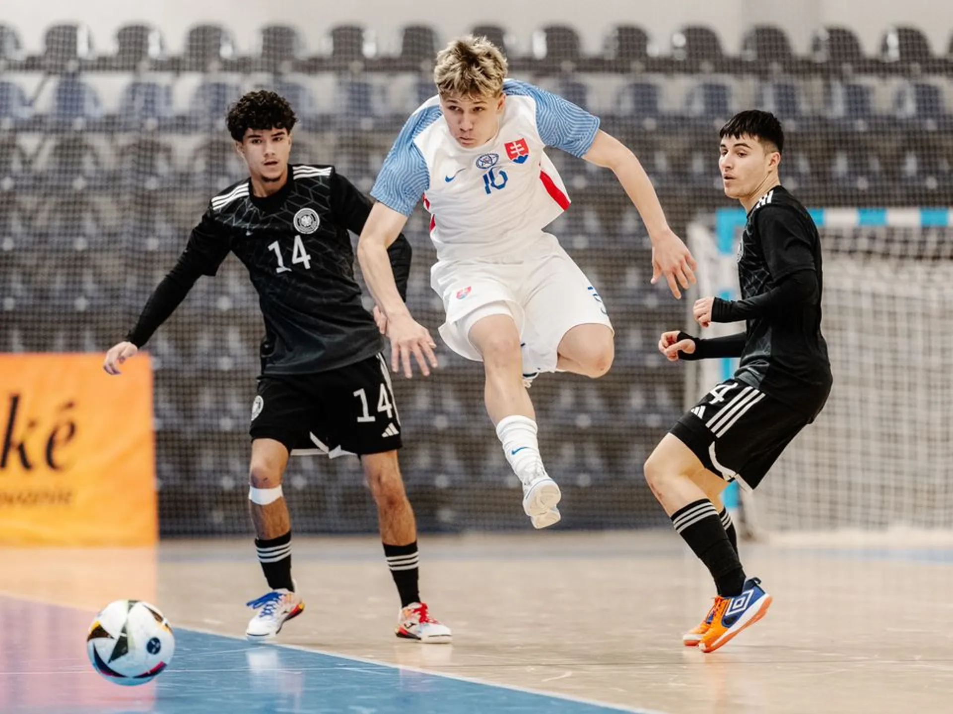 Slovenská U-19 zdolala Nemecko 5:1, v nedeľu musí zdolať favorita z Talianska