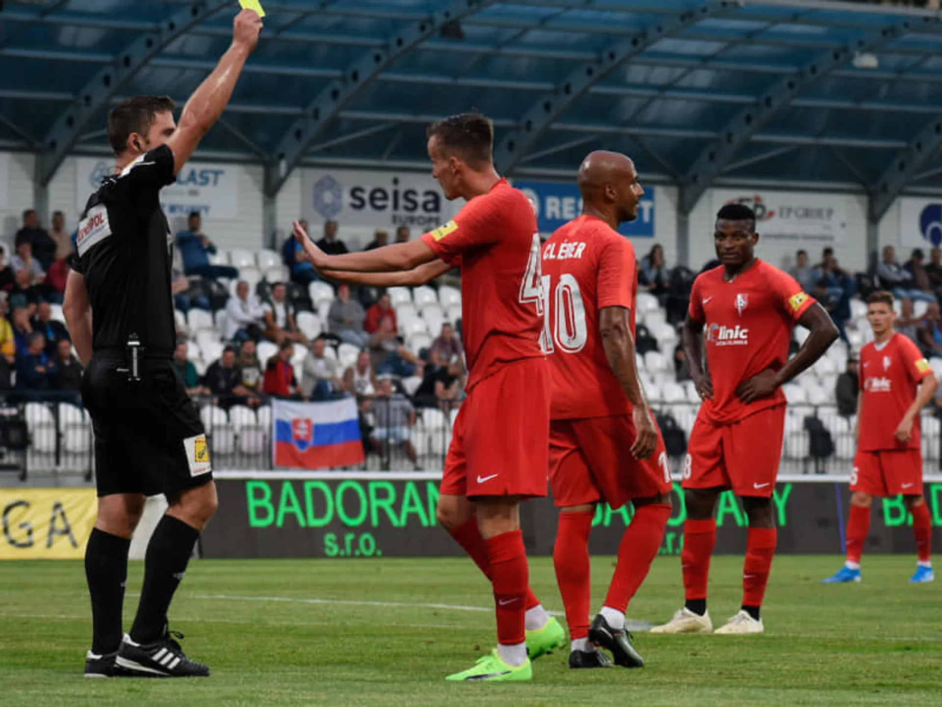 Obleč si dres futbalového rozhodcu