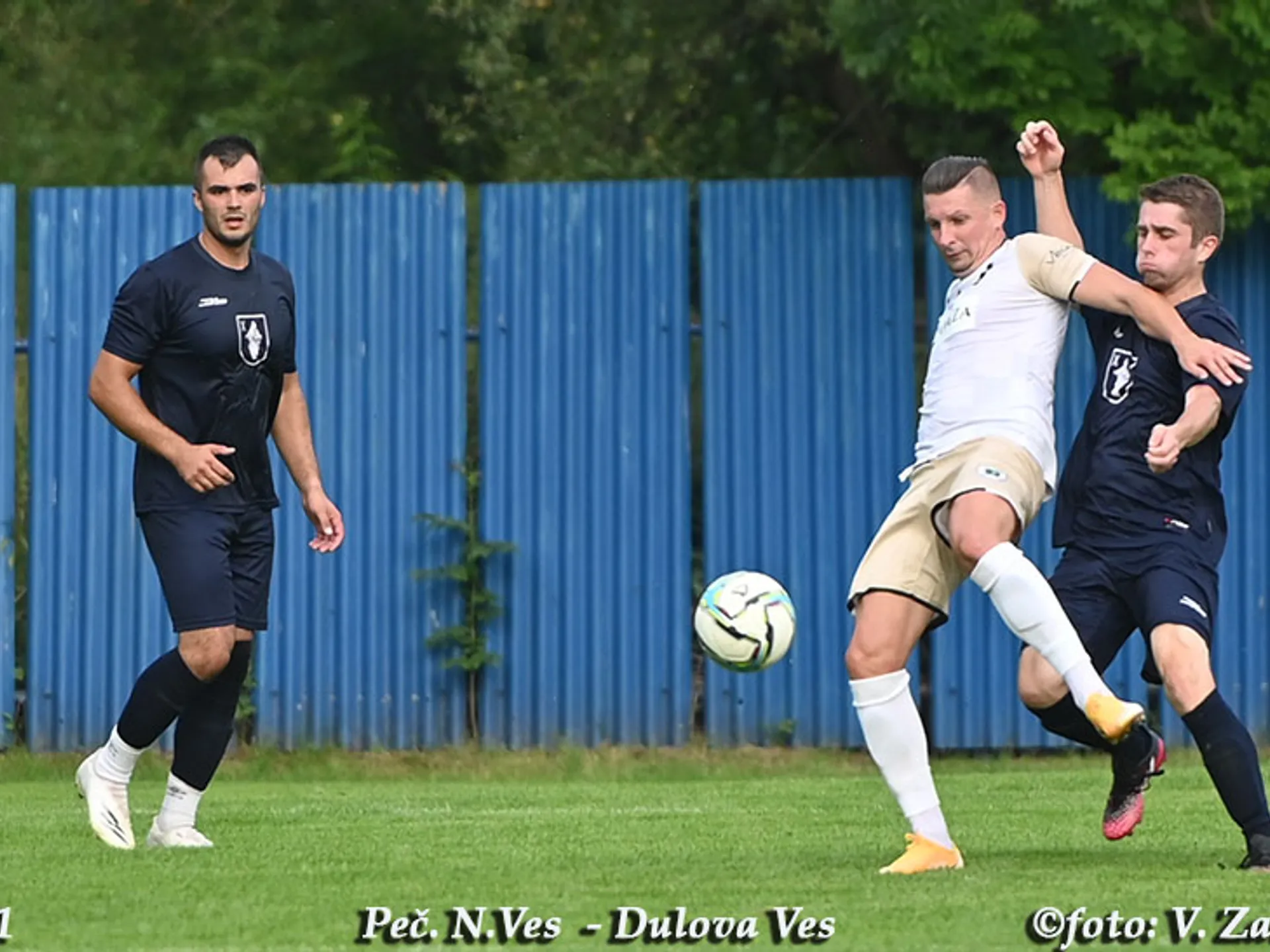 Penaltu kopol vedľa brány