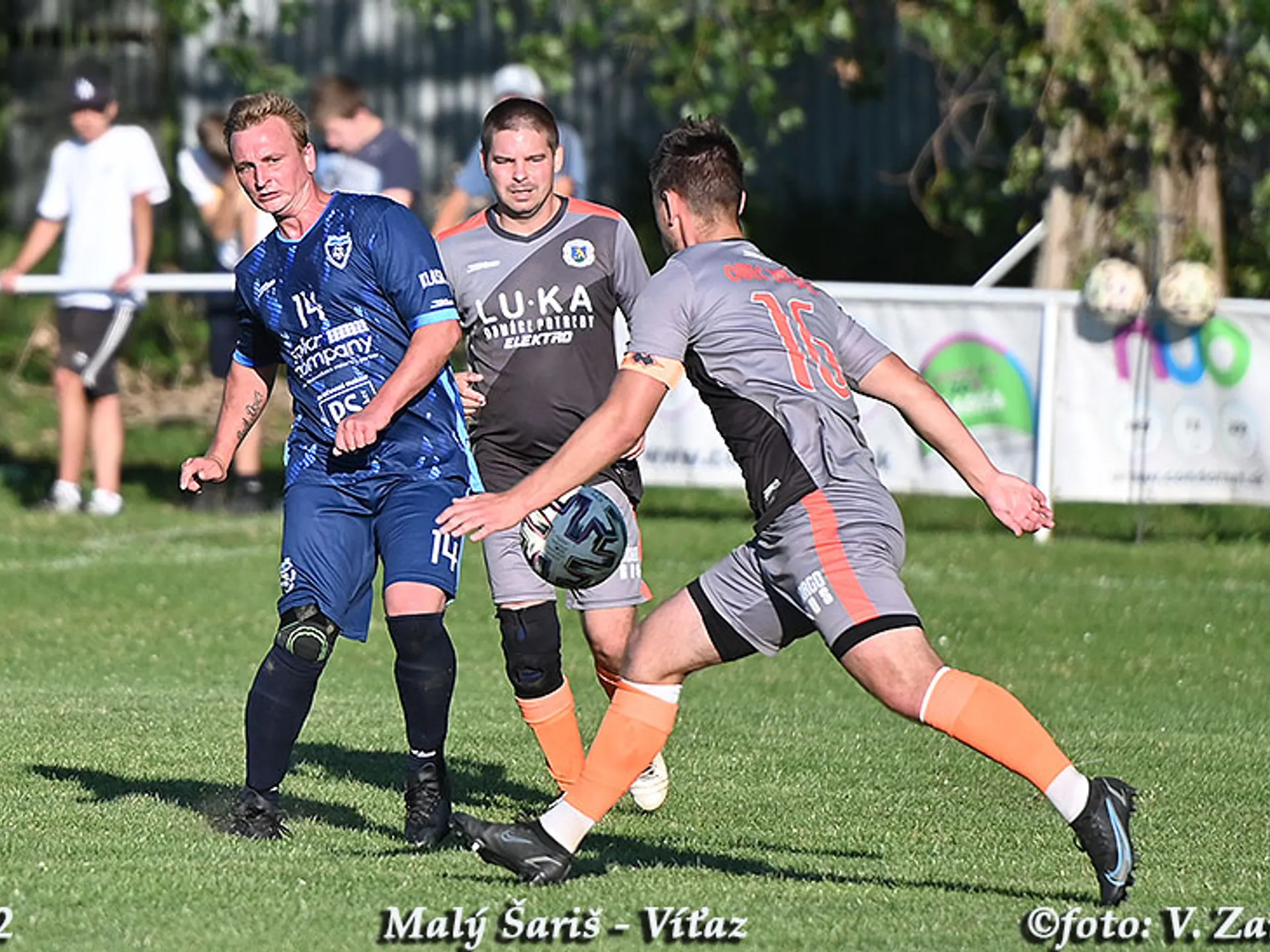 STRED TABUĽKY IM ZATIAĽ „SEDÍ“