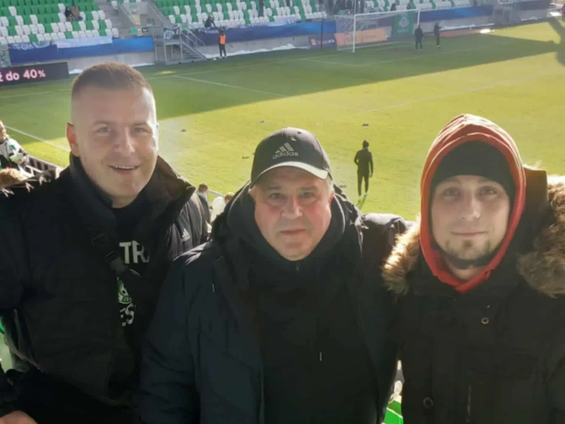 SYN KÚPIL, OTEC SI UŽÍVA