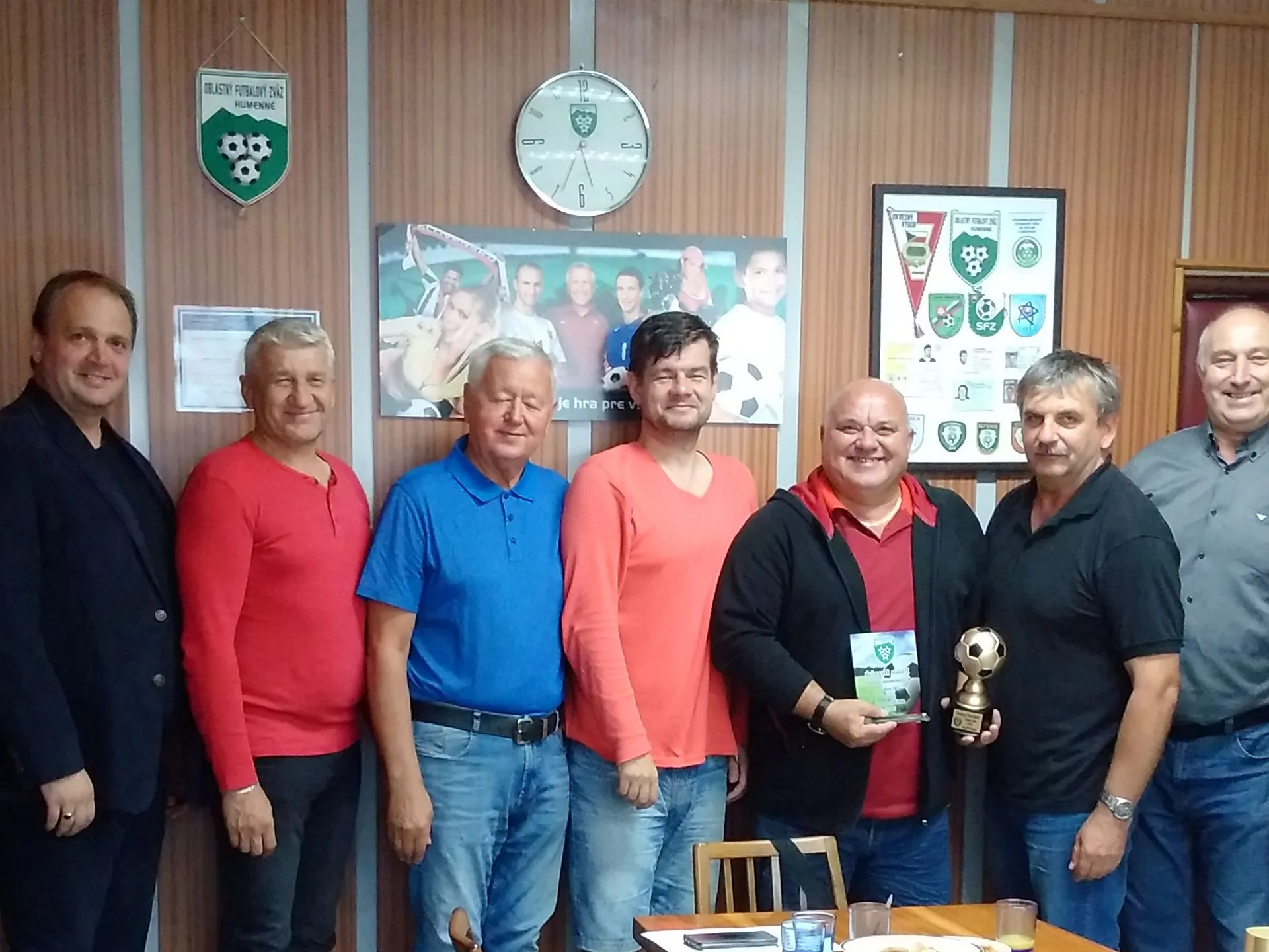 Výkonný výbor ObFZ Humenné ocenil k životnému jubileu 60 rokov Dušana Drančáka