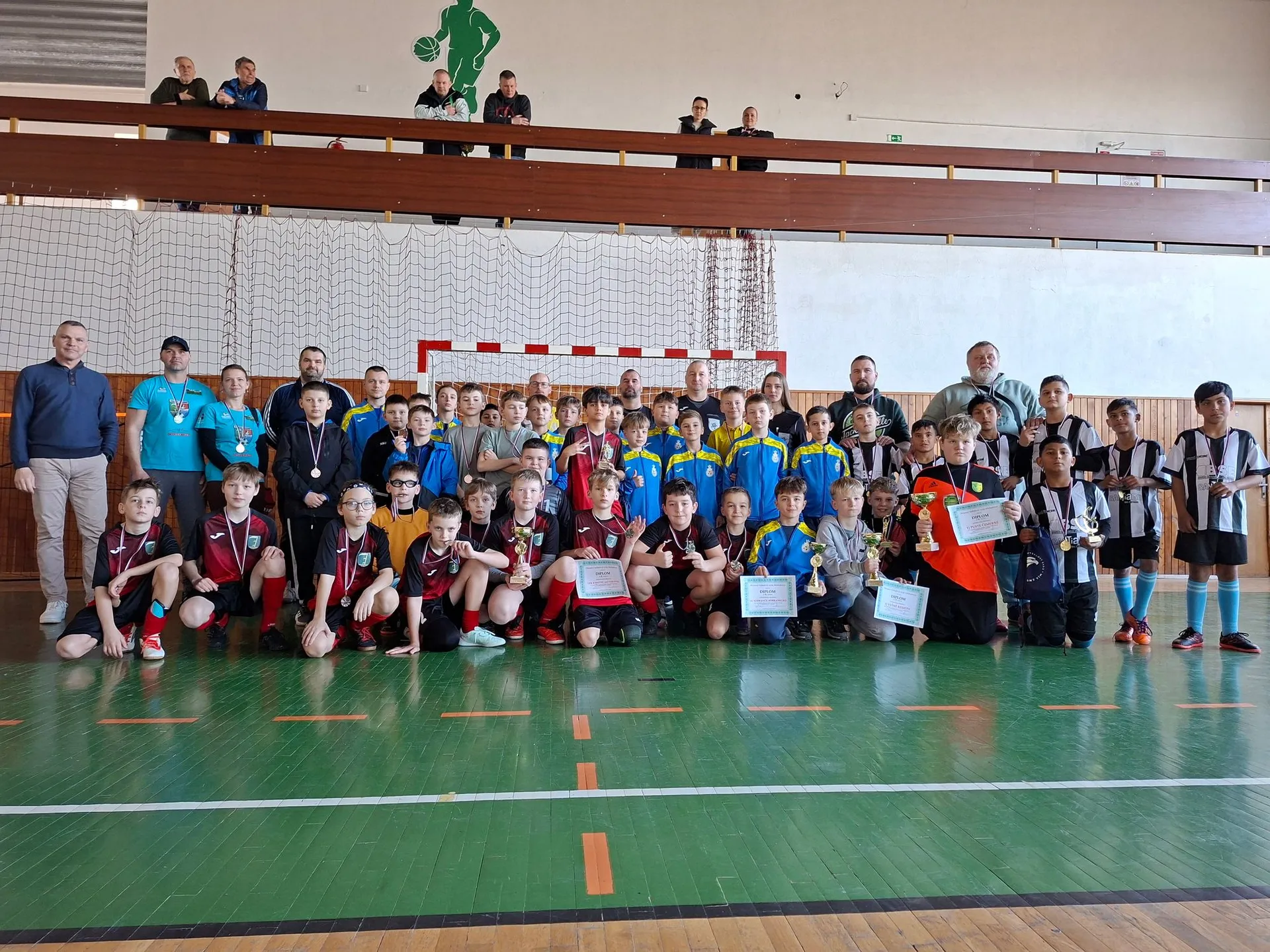 Víťazom finálového turnaja 3. ročníka „Turnaja ObFZ Michalovce družstiev prípraviek U11 FO a FK v halovom futbale“ pre sezónu 2025/2026 TJ Pusté Čemerné