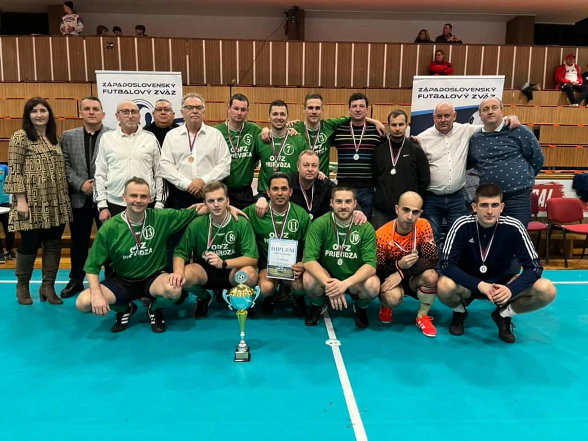 Rozhodcovia ObFZ Prievidza na halovom turnaji rozhodcov a delegátov ZsFZ skončili na 2. mieste