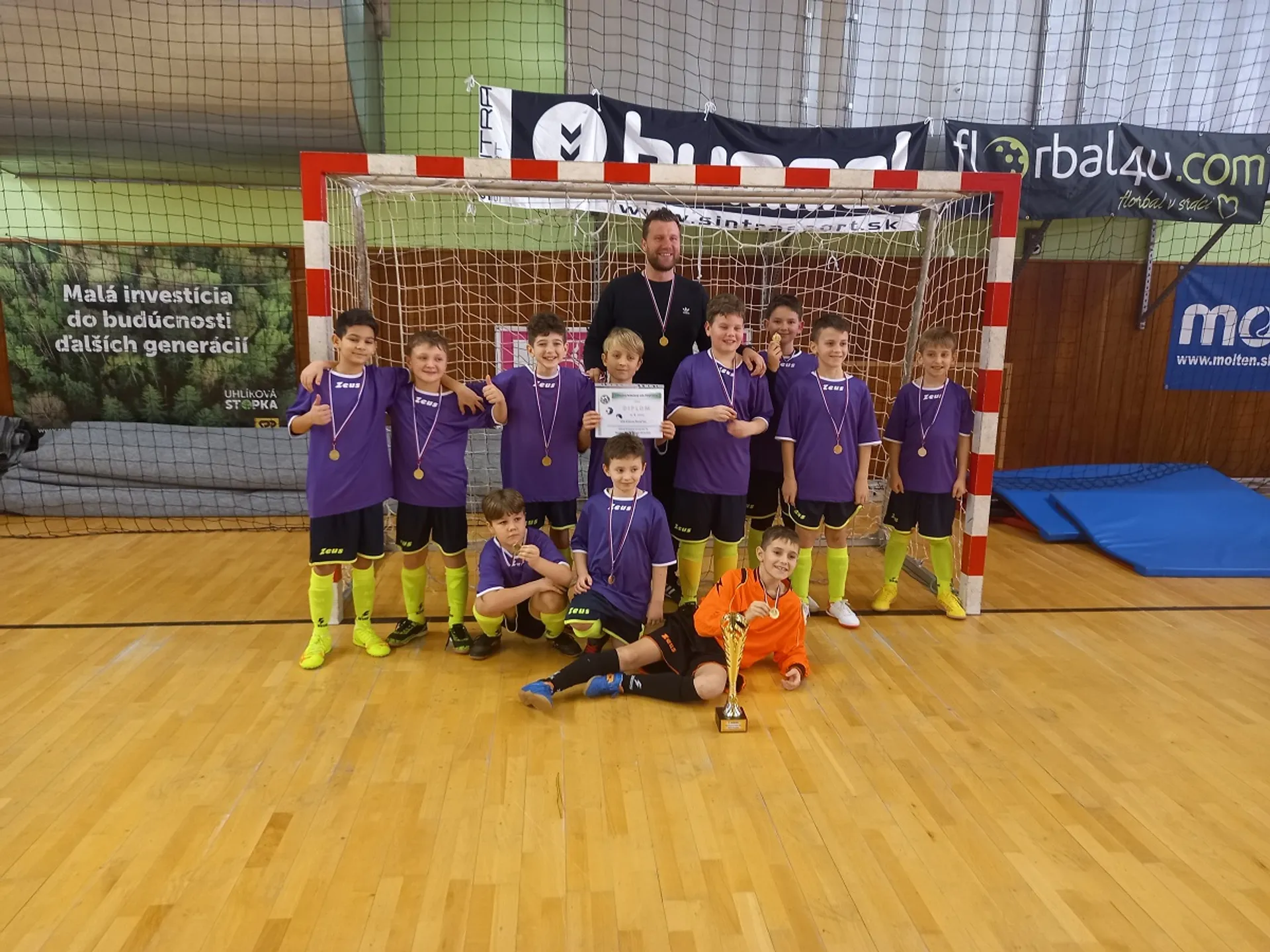 Víťazom halového turnaja prípraviek U11 PE sa stali prípravkári z OFK Klátova Nová Ves.